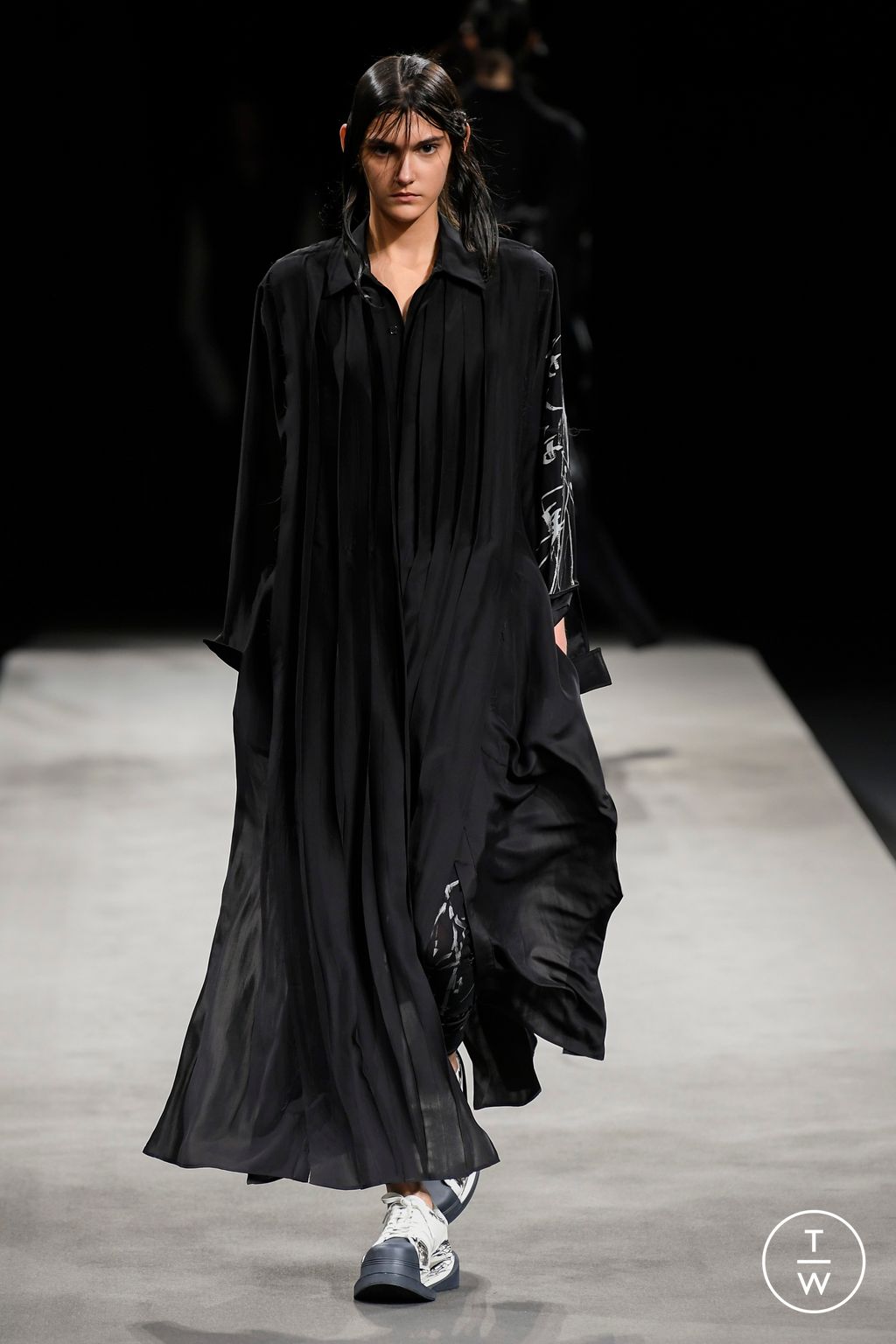 Fashion Week Paris Spring/Summer 2023 look 17 from the Yohji Yamamoto collection womenswear