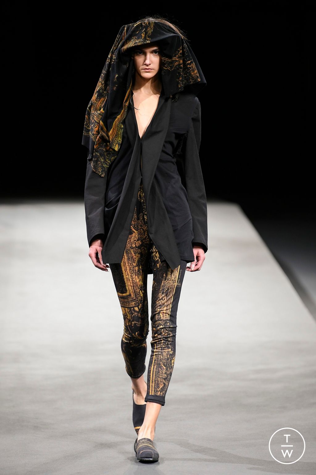 Fashion Week Paris Spring/Summer 2023 look 34 from the Yohji Yamamoto collection womenswear