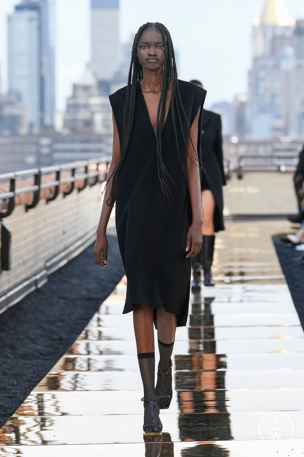 Fashion Week New York Fall/Winter 2022 look 26 from the Cos collection womenswear