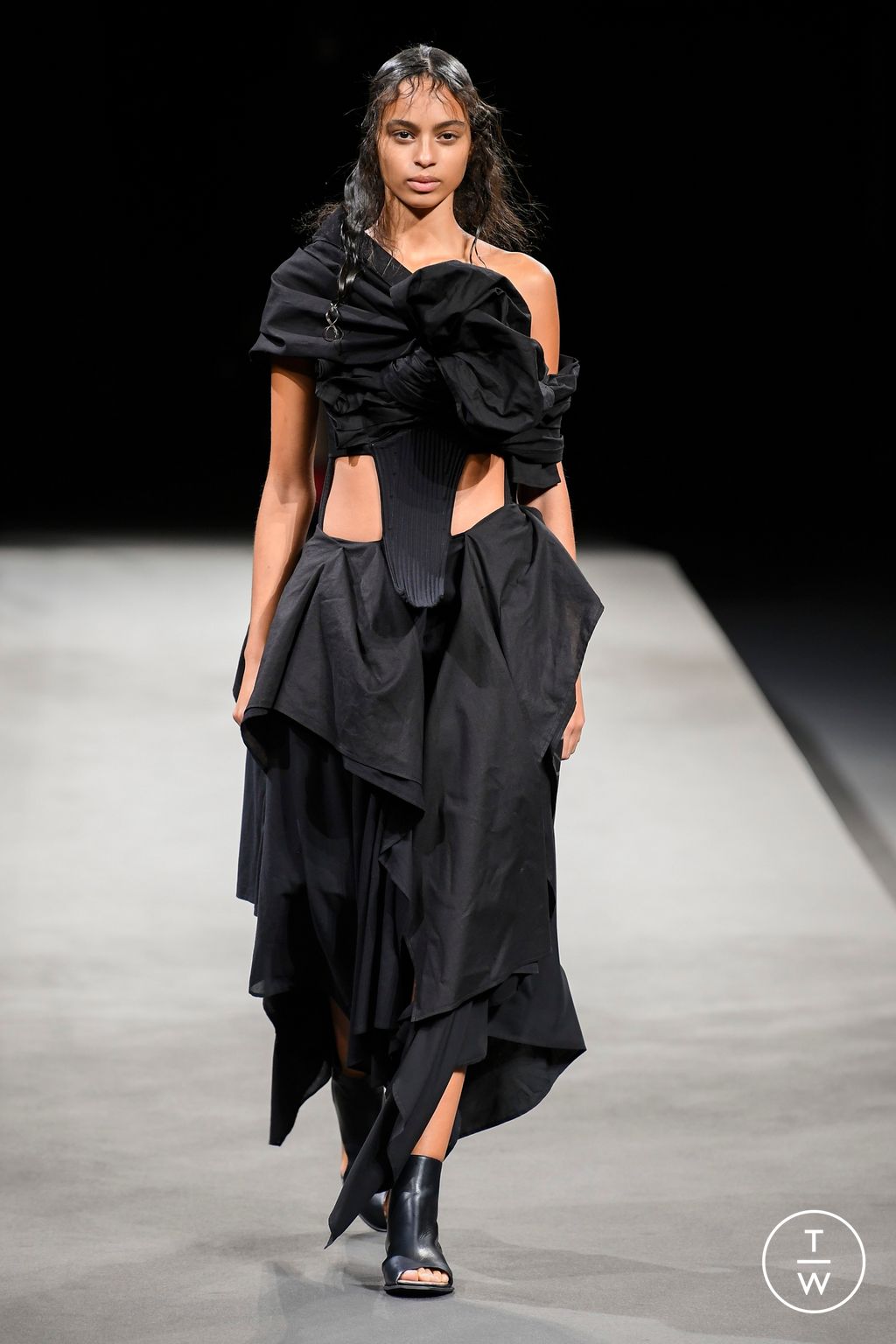 Fashion Week Paris Spring/Summer 2023 look 40 from the Yohji Yamamoto collection womenswear