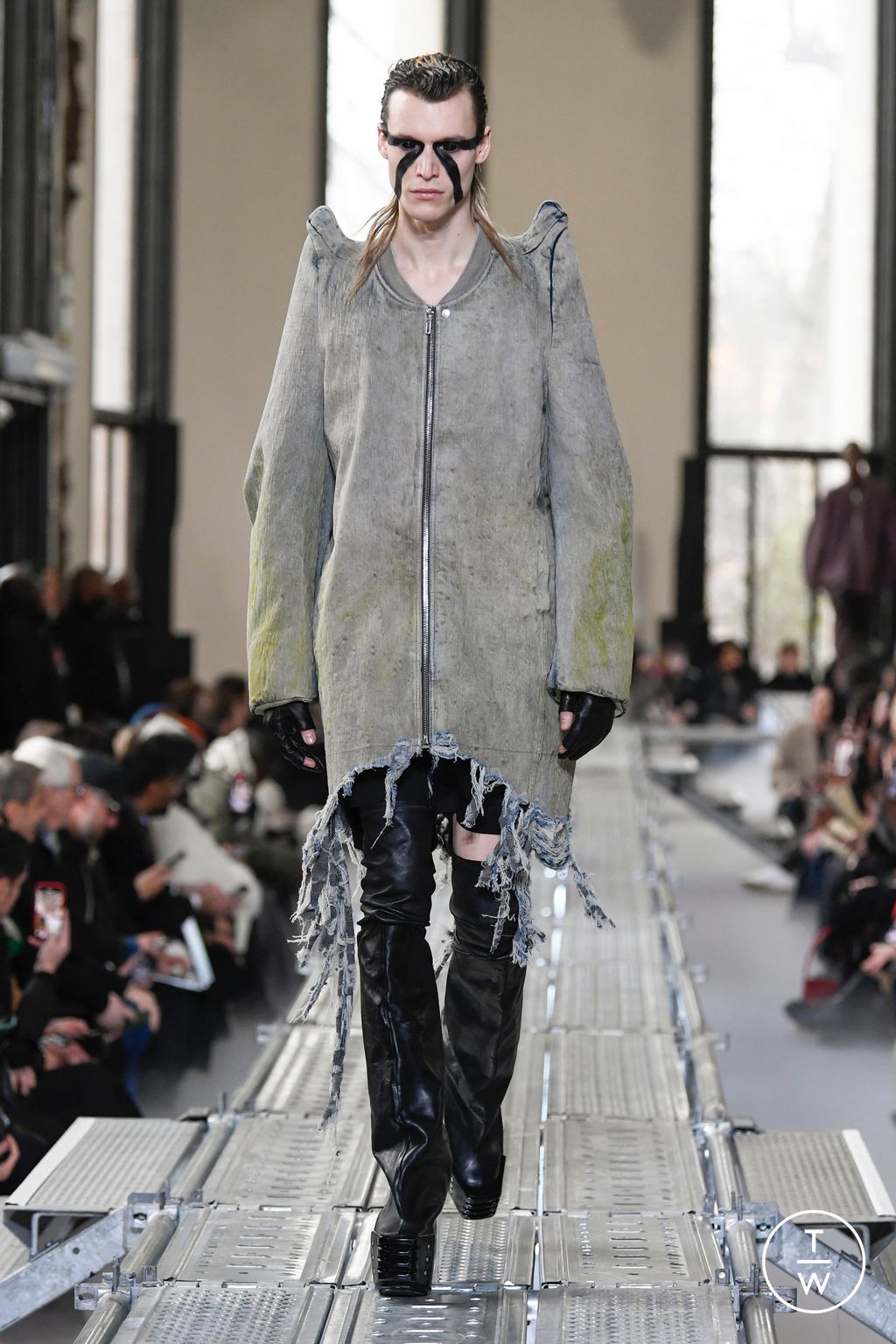 Fashion Week Paris Fall/Winter 2023 look 18 from the Rick Owens collection 男装