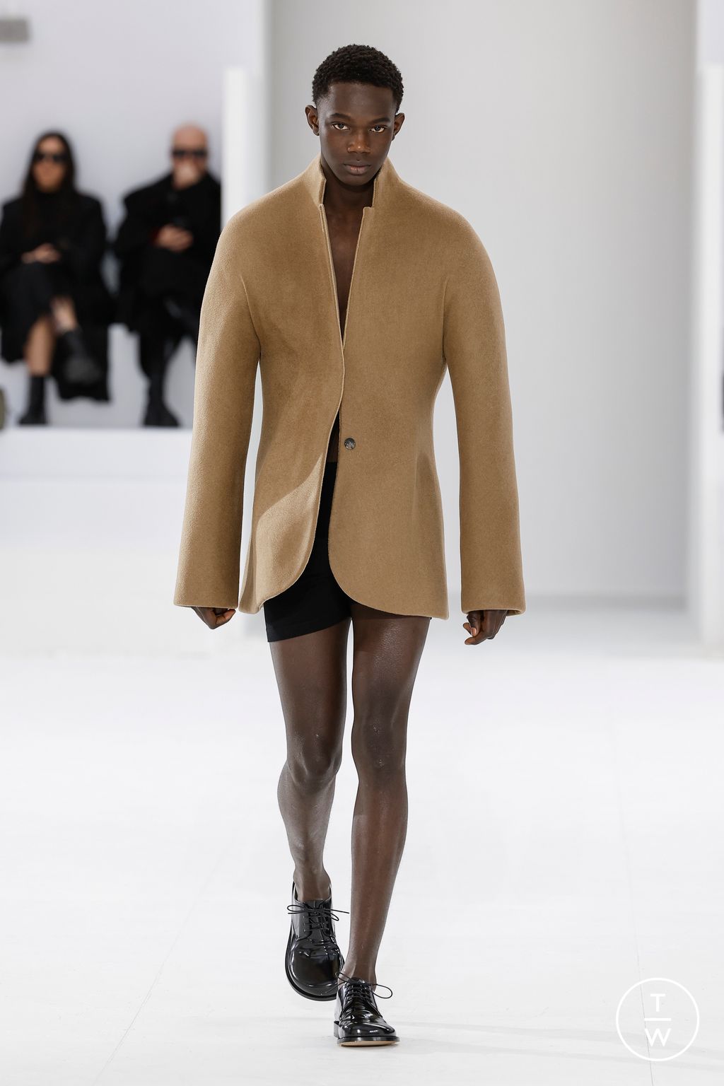 Fashion Week Paris Fall/Winter 2023 look 36 from the Loewe collection menswear