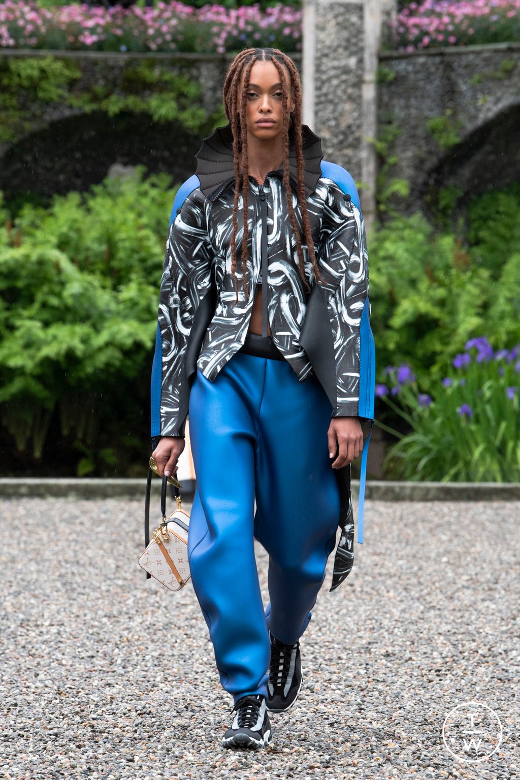 Fashion Week Paris Resort 2024 look 1 from the Louis Vuitton collection 女装