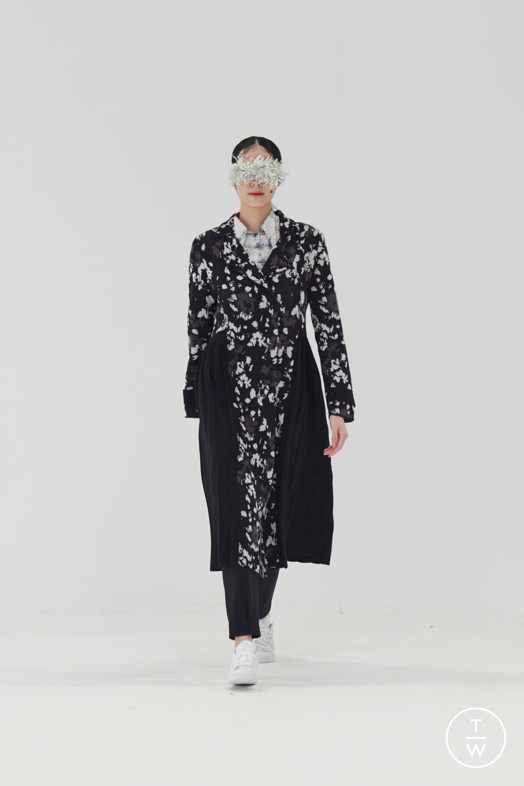 Fashion Week London Fall/Winter 2021 look 1 de la collection APUJAN womenswear