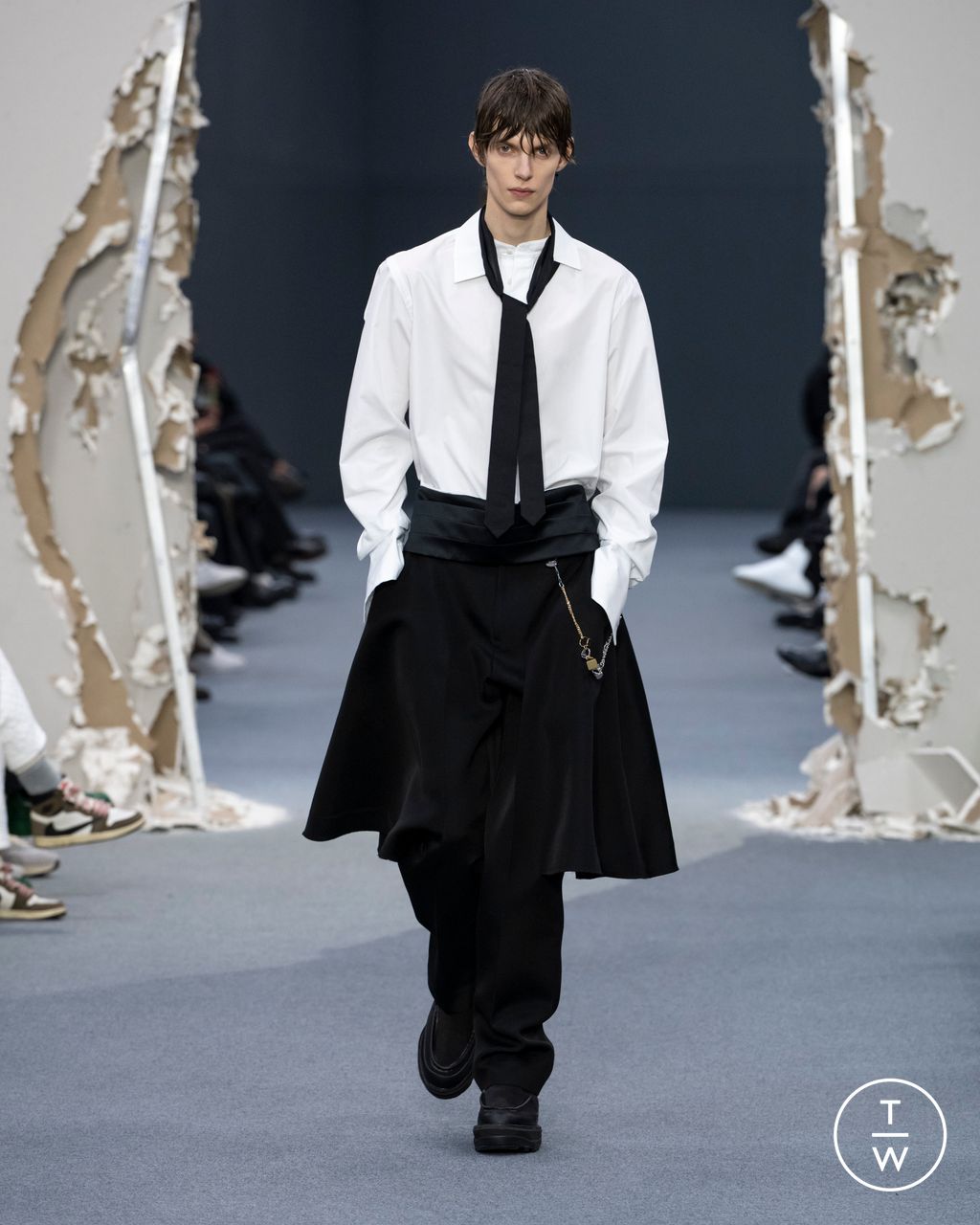 Fashion Week Paris Fall/Winter 2026 look 1 from the Sacai collection 男装