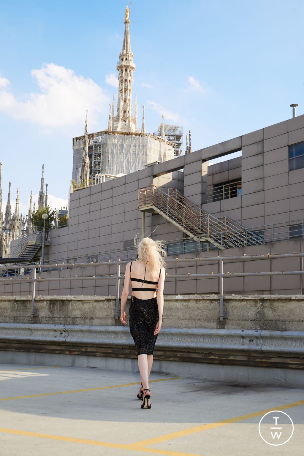 Fashion Week Milan Resort 2023 look 1 de la collection N°21 womenswear