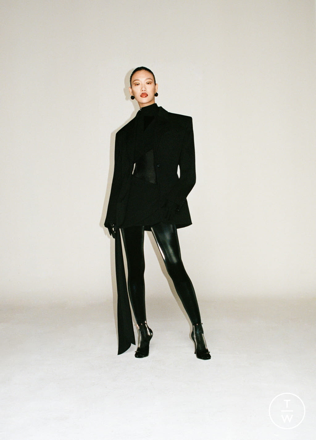 Fashion Week Paris Fall/Winter 2021 look 1 from the Mugler collection womenswear