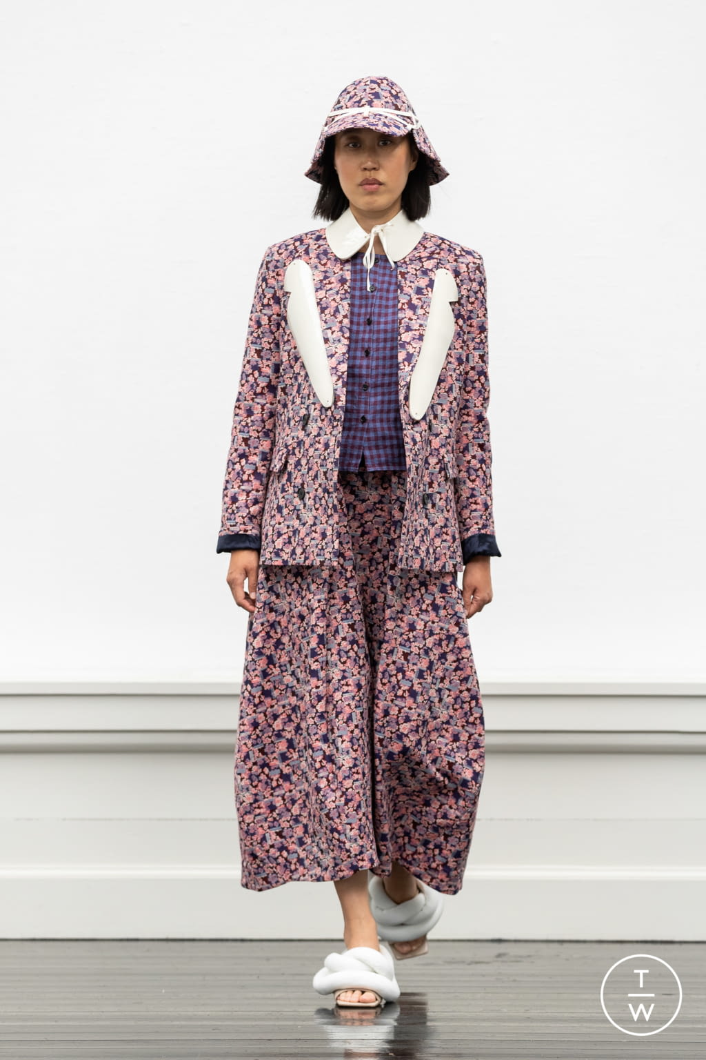 Fashion Week Paris Spring/Summer 2022 look 10 de la collection Henrik Vibskov menswear