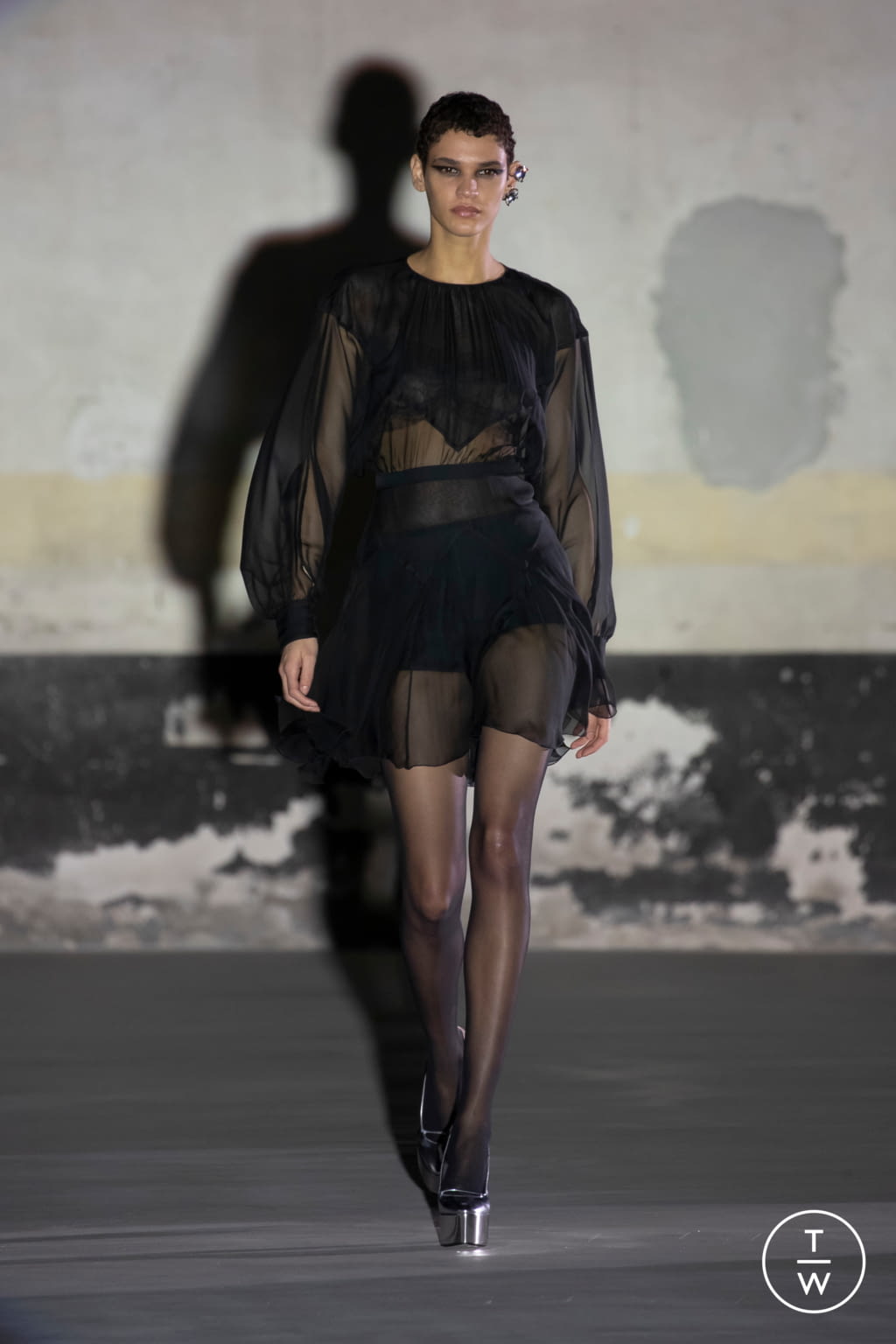 Fashion Week Milan Fall/Winter 2021 look 10 de la collection N°21 womenswear