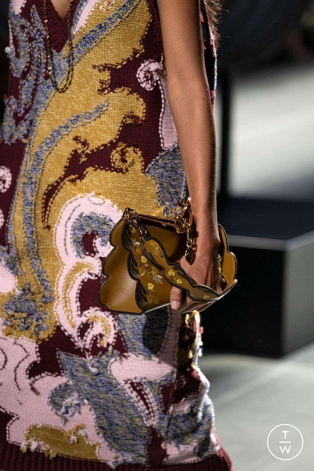 Fashion Week Milan Fall/Winter 2024 look 4 from the Etro collection 女装配饰