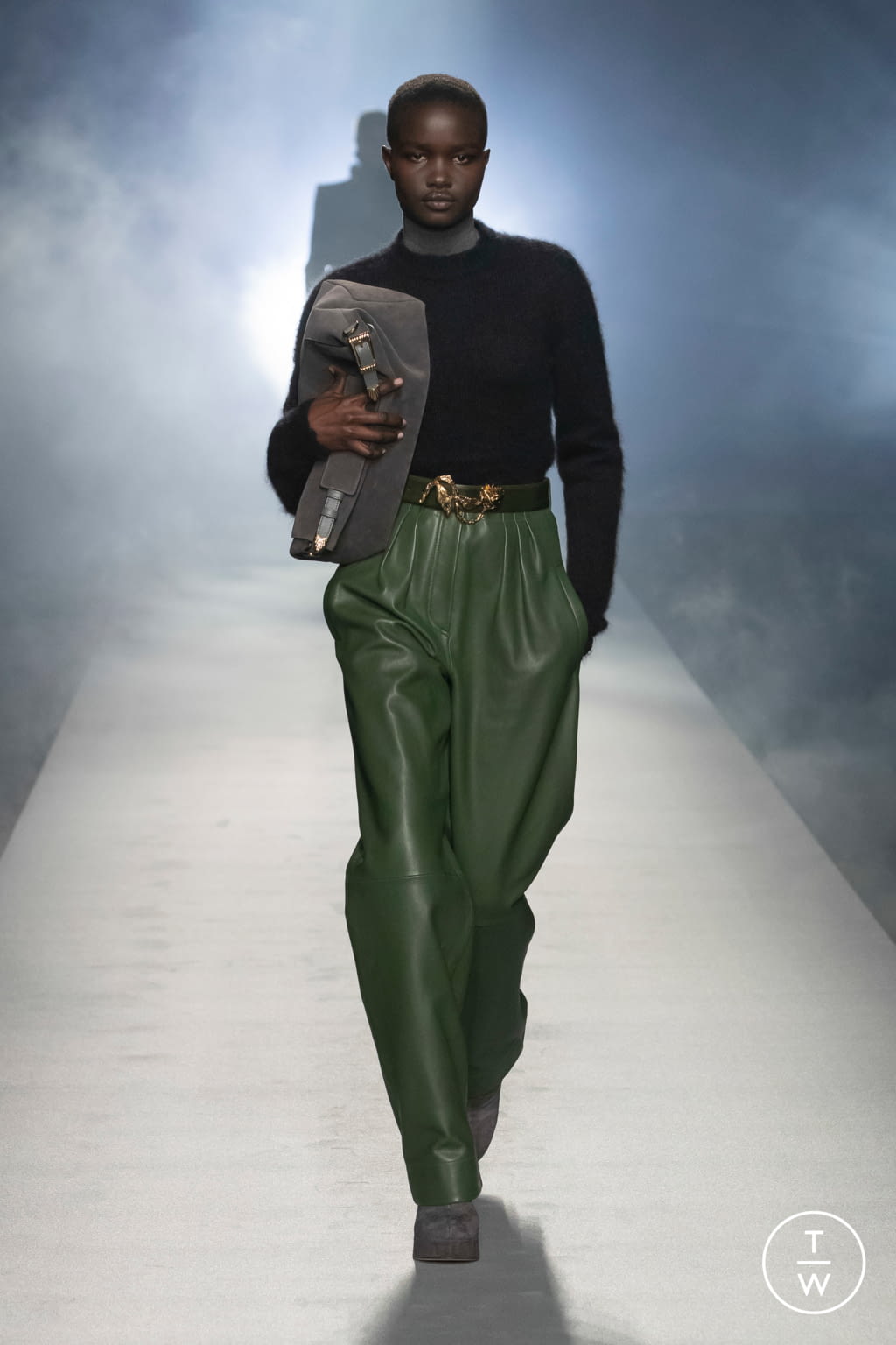 Fashion Week Milan Fall/Winter 2021 look 10 from the Alberta Ferretti collection 女装