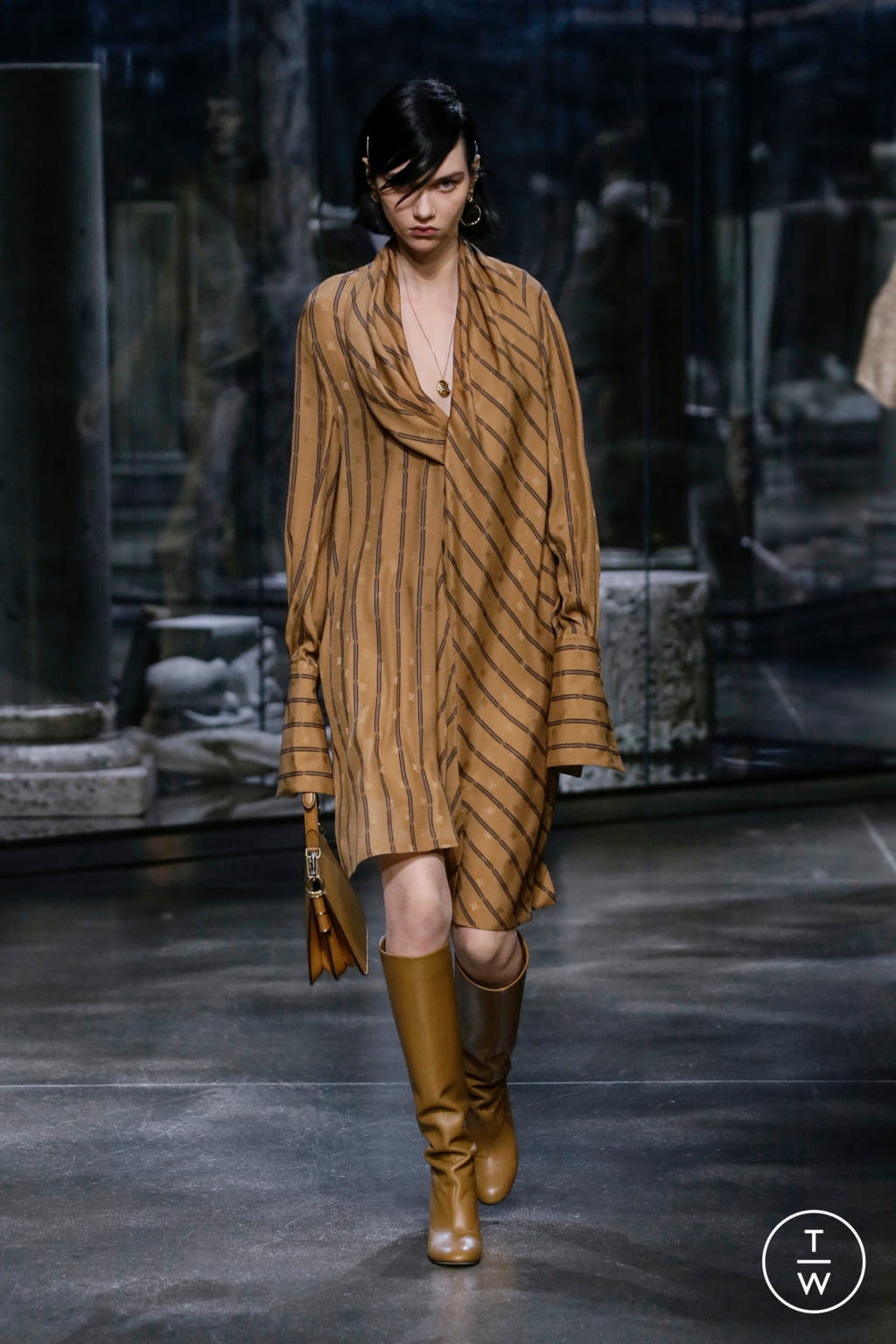 Fashion Week Milan Fall/Winter 2021 look 10 from the Fendi collection 女装