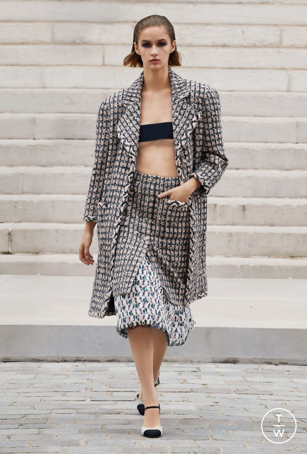 Fashion Week Paris Fall/Winter 2021 look 10 from the Chanel collection 高级定制