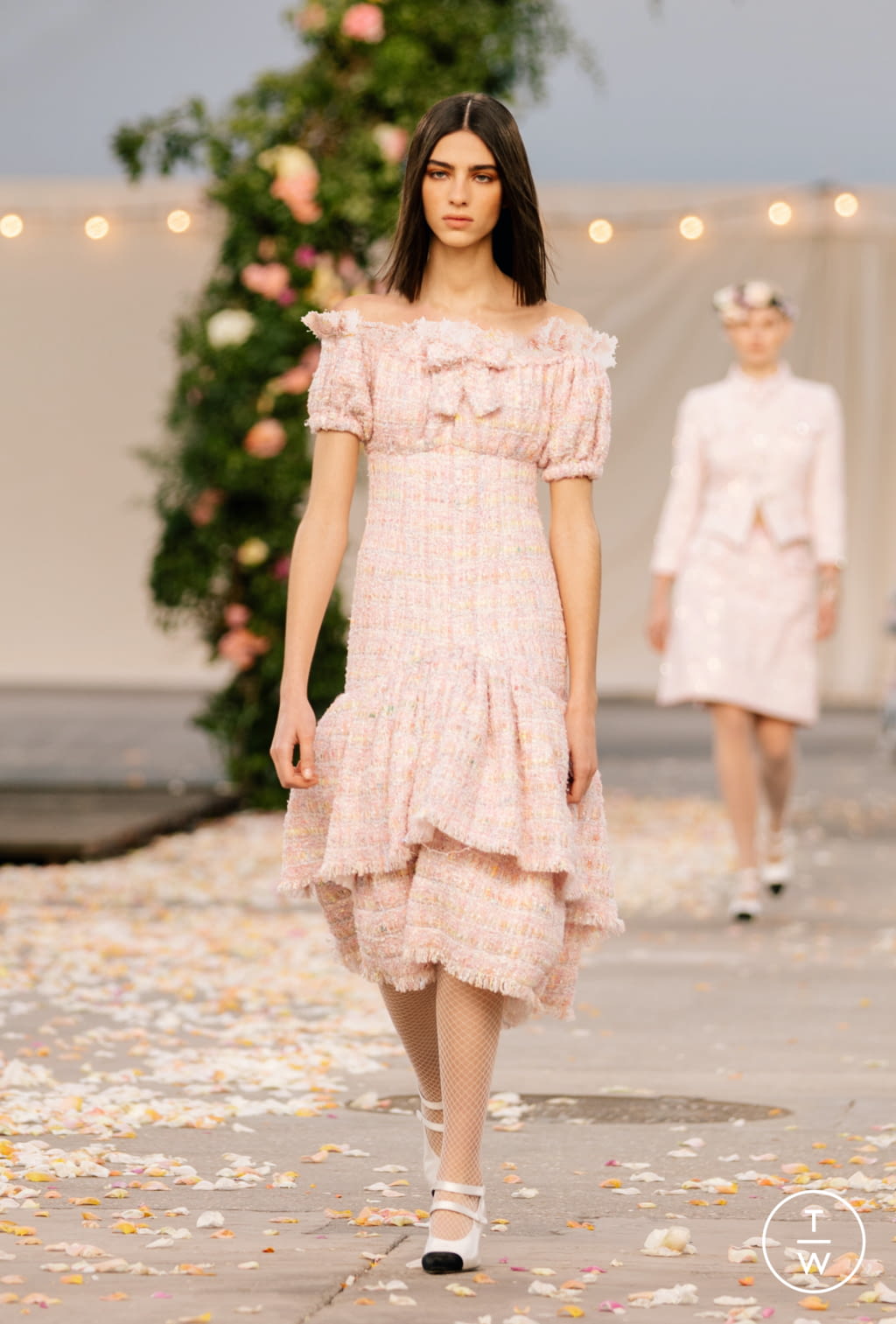 Fashion Week Paris Spring/Summer 2021 look 10 from the Chanel collection couture