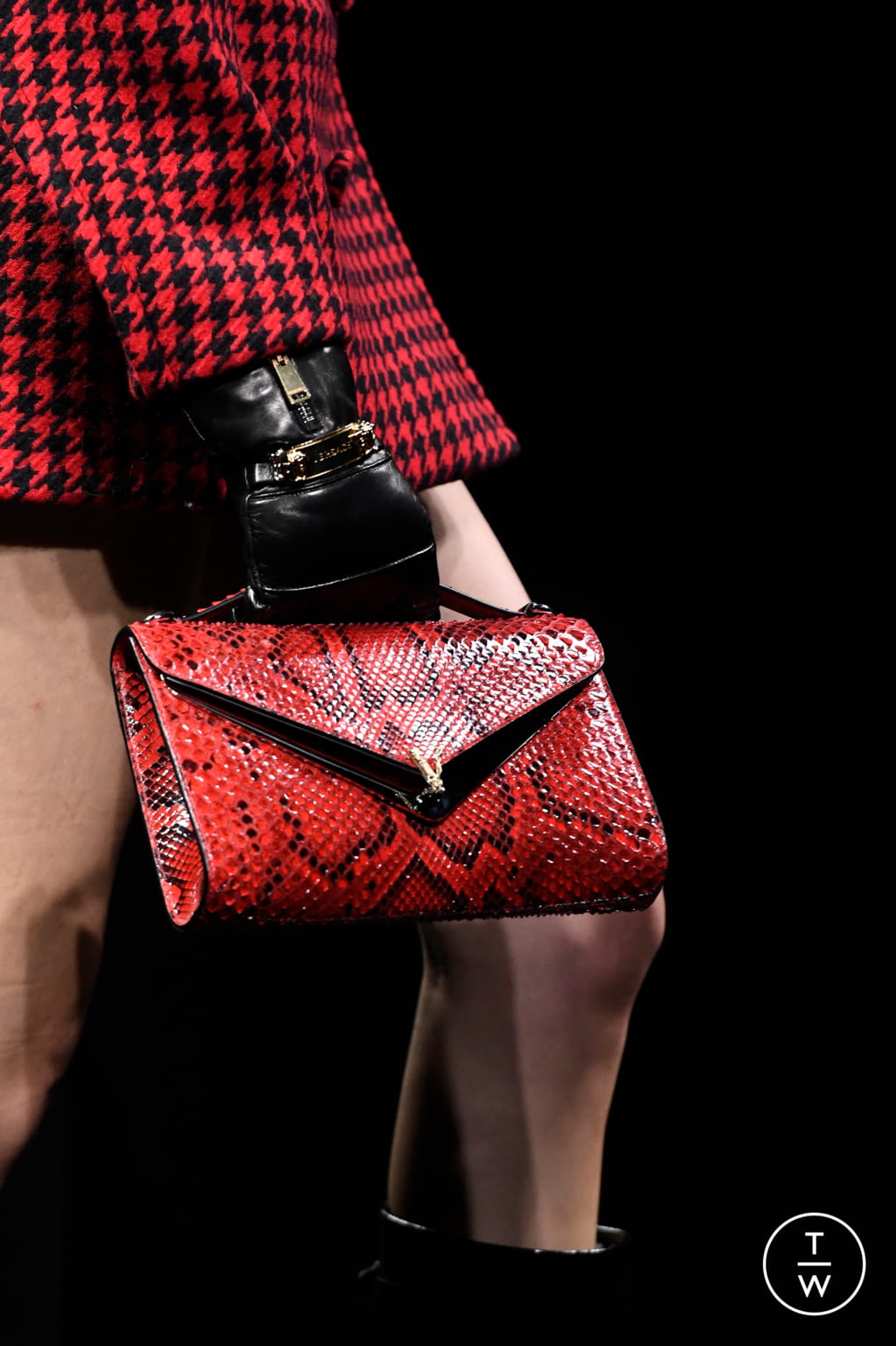 Fashion Week Milan Fall/Winter 2020 look 8 de la collection Versace womenswear accessories
