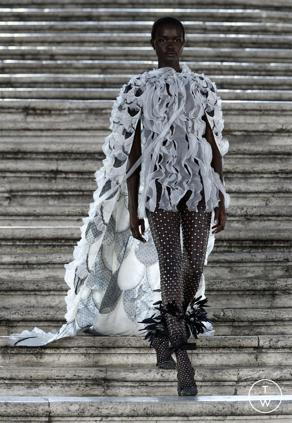 Fashion Week Paris Fall/Winter 2022 look 100 from the Valentino collection 高级定制
