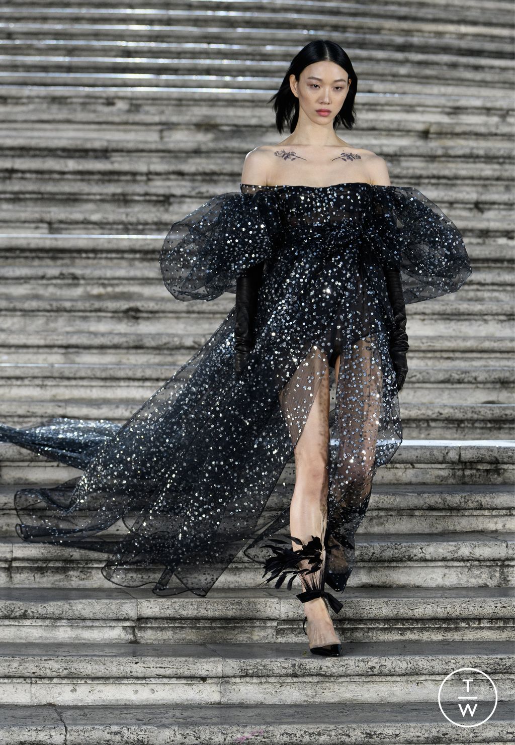 Fashion Week Paris Fall/Winter 2022 look 102 from the Valentino collection couture