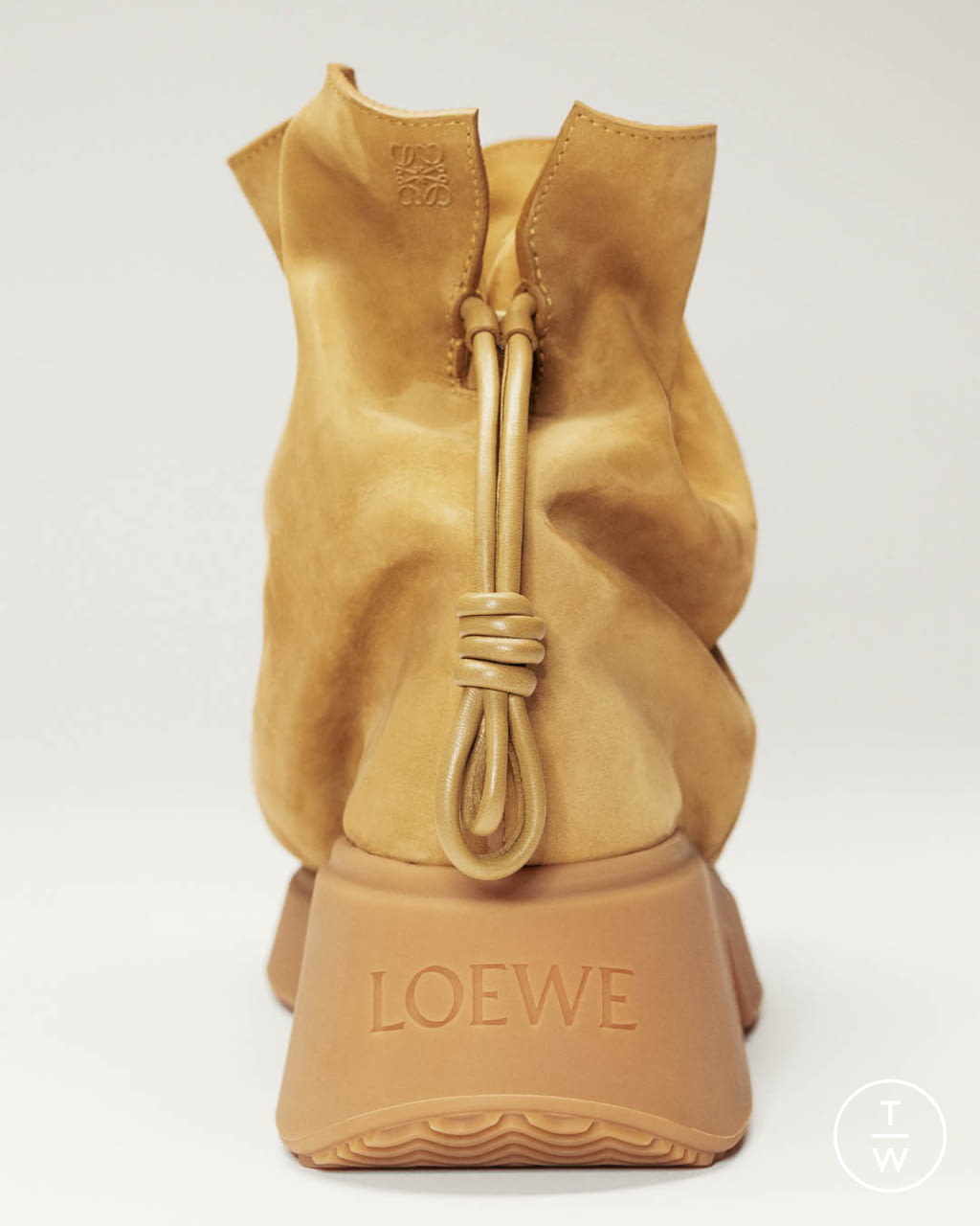 Fashion Week Paris Fall/Winter 2022 look 20 from the Loewe collection womenswear accessories