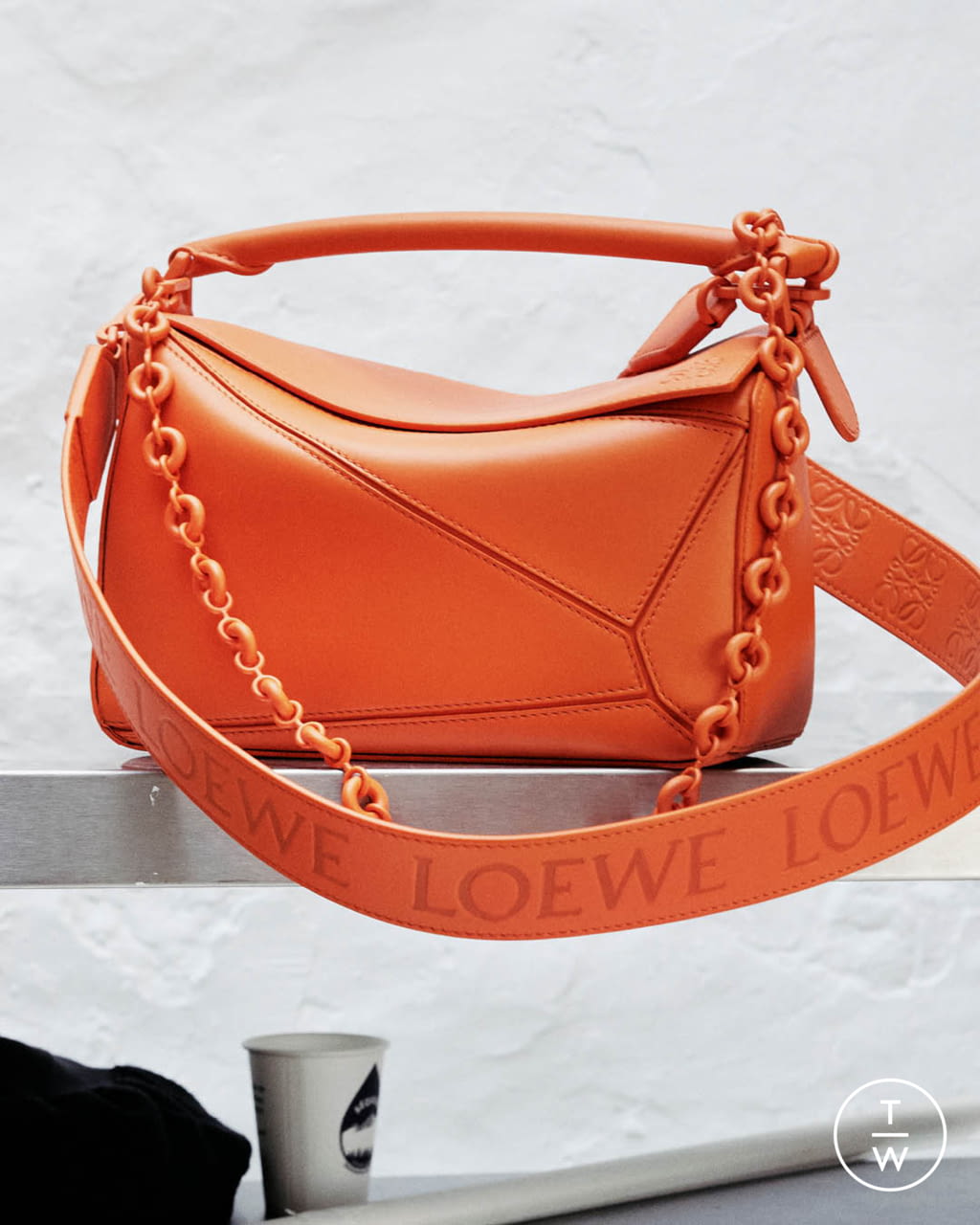 Fashion Week Paris Fall/Winter 2022 look 12 from the Loewe collection womenswear accessories