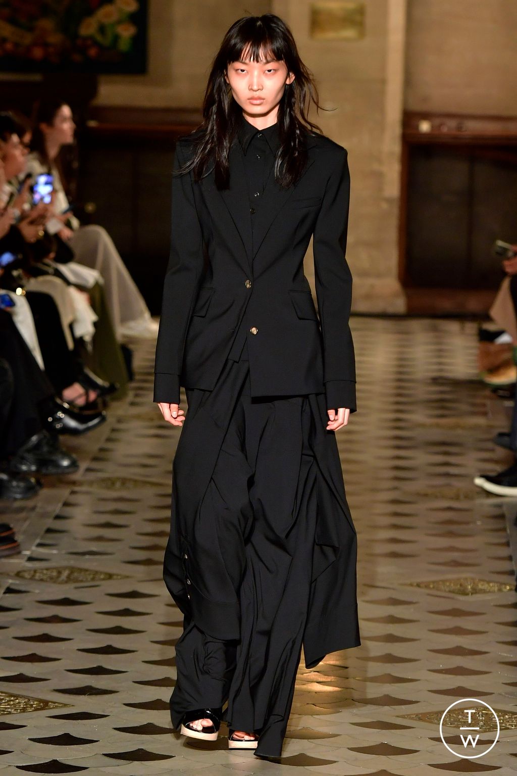Fashion Week Paris Spring/Summer 2023 look 1 from the A.W.A.K.E MODE collection 女装