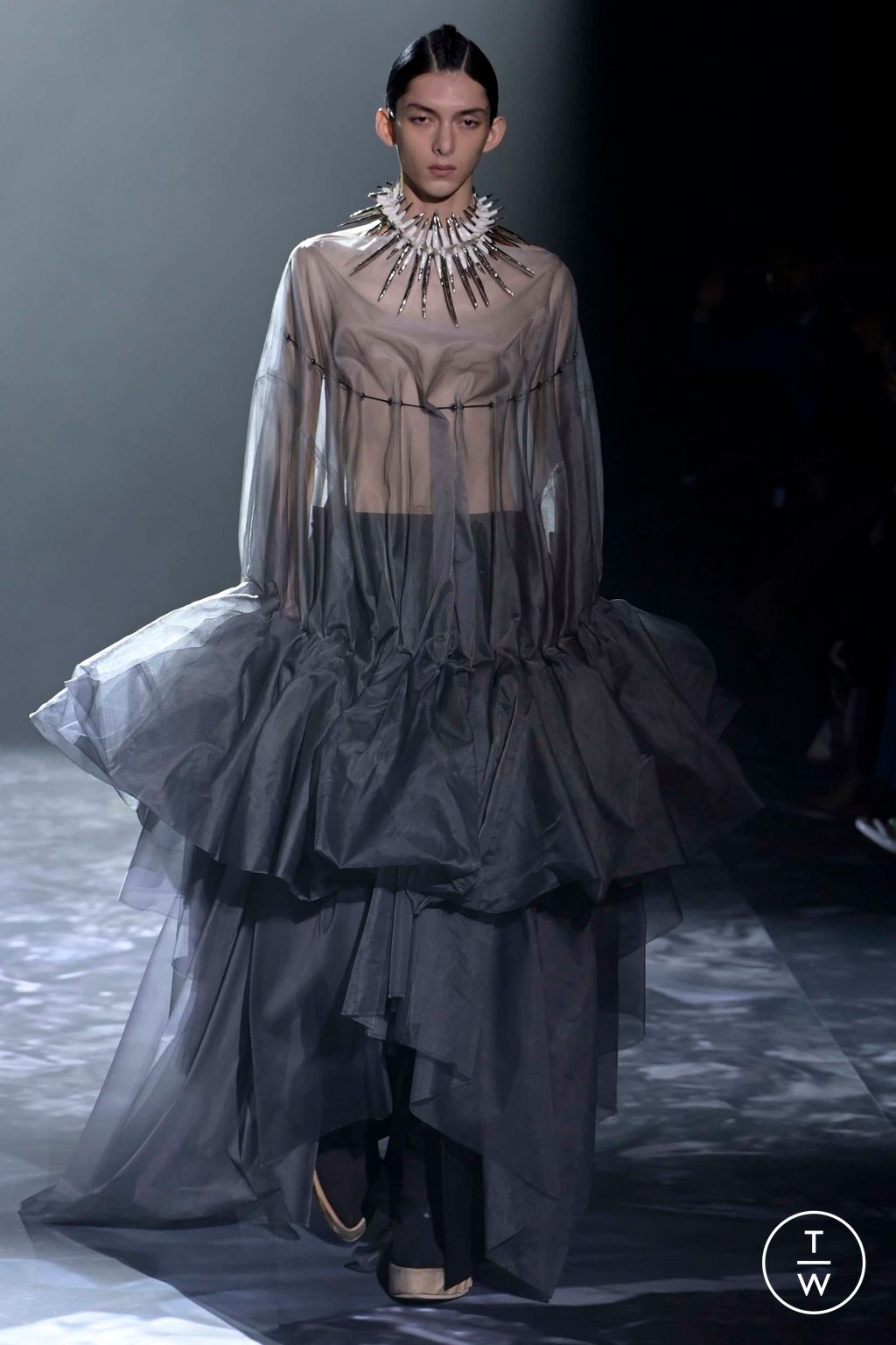 Fashion Week Paris Spring/Summer 2023 look 12 from the Yuima Nakazato collection couture