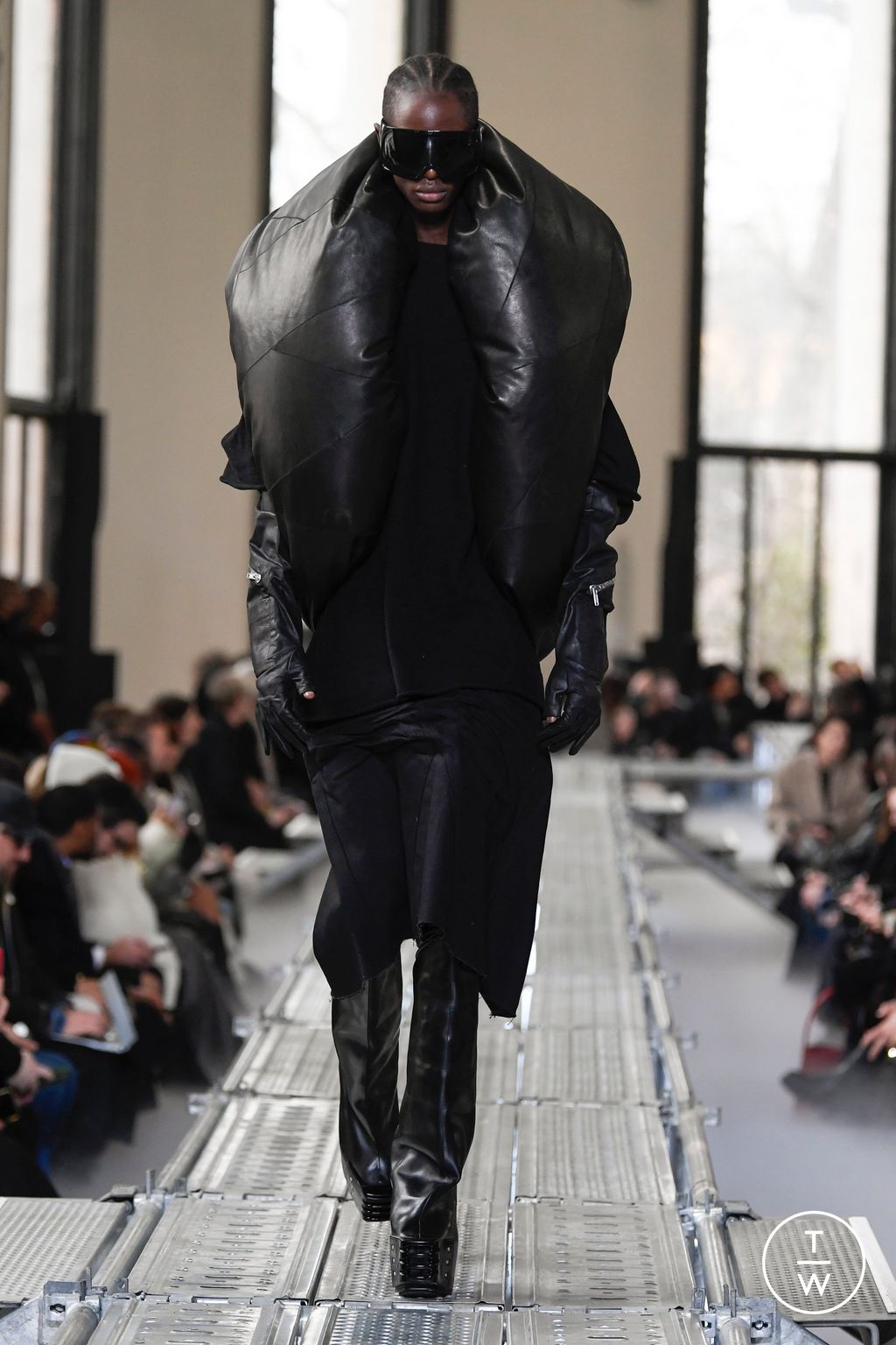 Fashion Week Paris Fall/Winter 2023 look 12 de la collection Rick Owens menswear