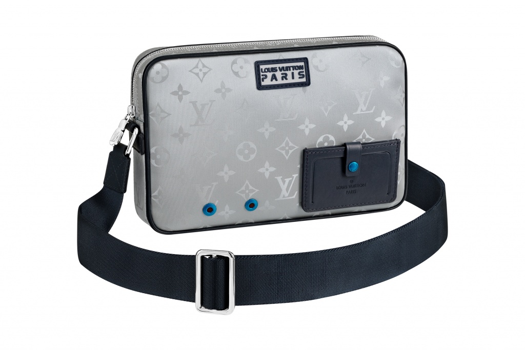 Fashion Week Paris Spring/Summer 2019 look 16 from the Louis Vuitton collection menswear accessories