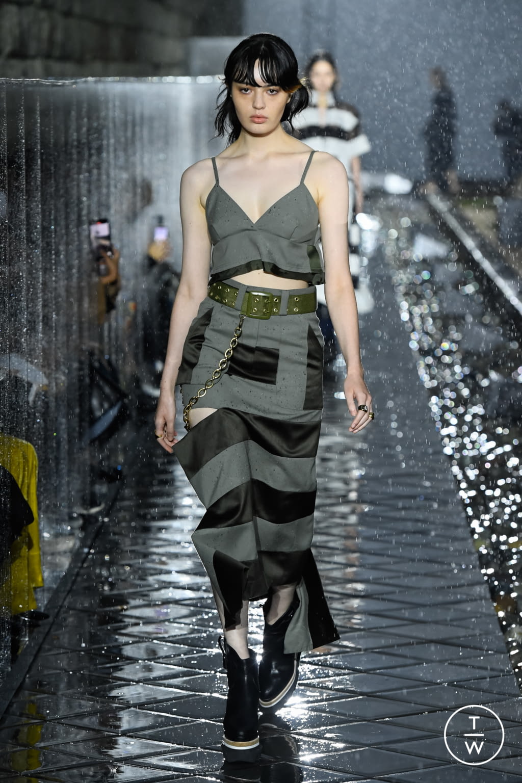 Fashion Week Paris Spring/Summer 2021 look 11 de la collection Sacai womenswear