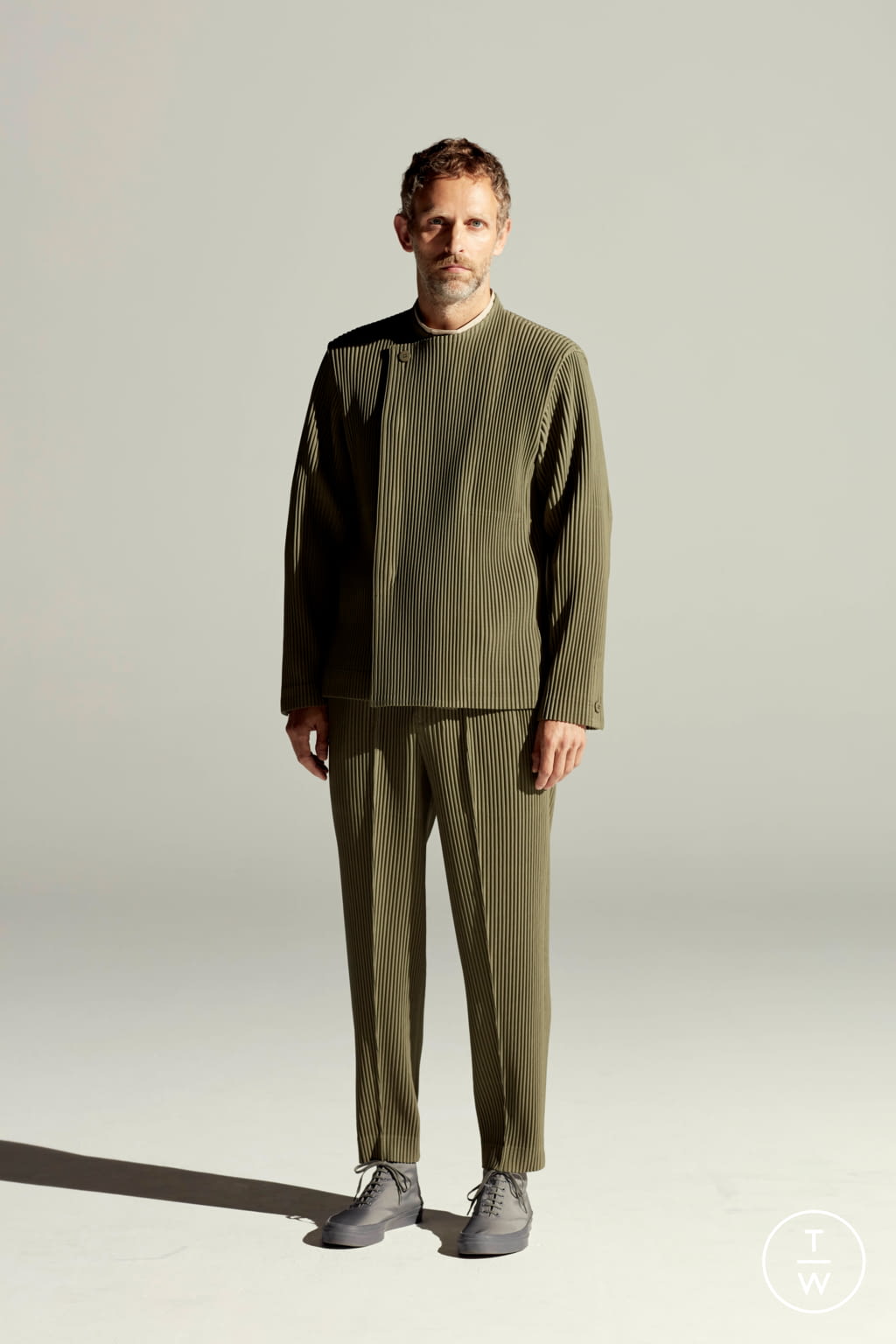 Fashion Week Paris Spring/Summer 2022 look 11 from the HOMME PLISSÉ ISSEY MIYAKE collection menswear