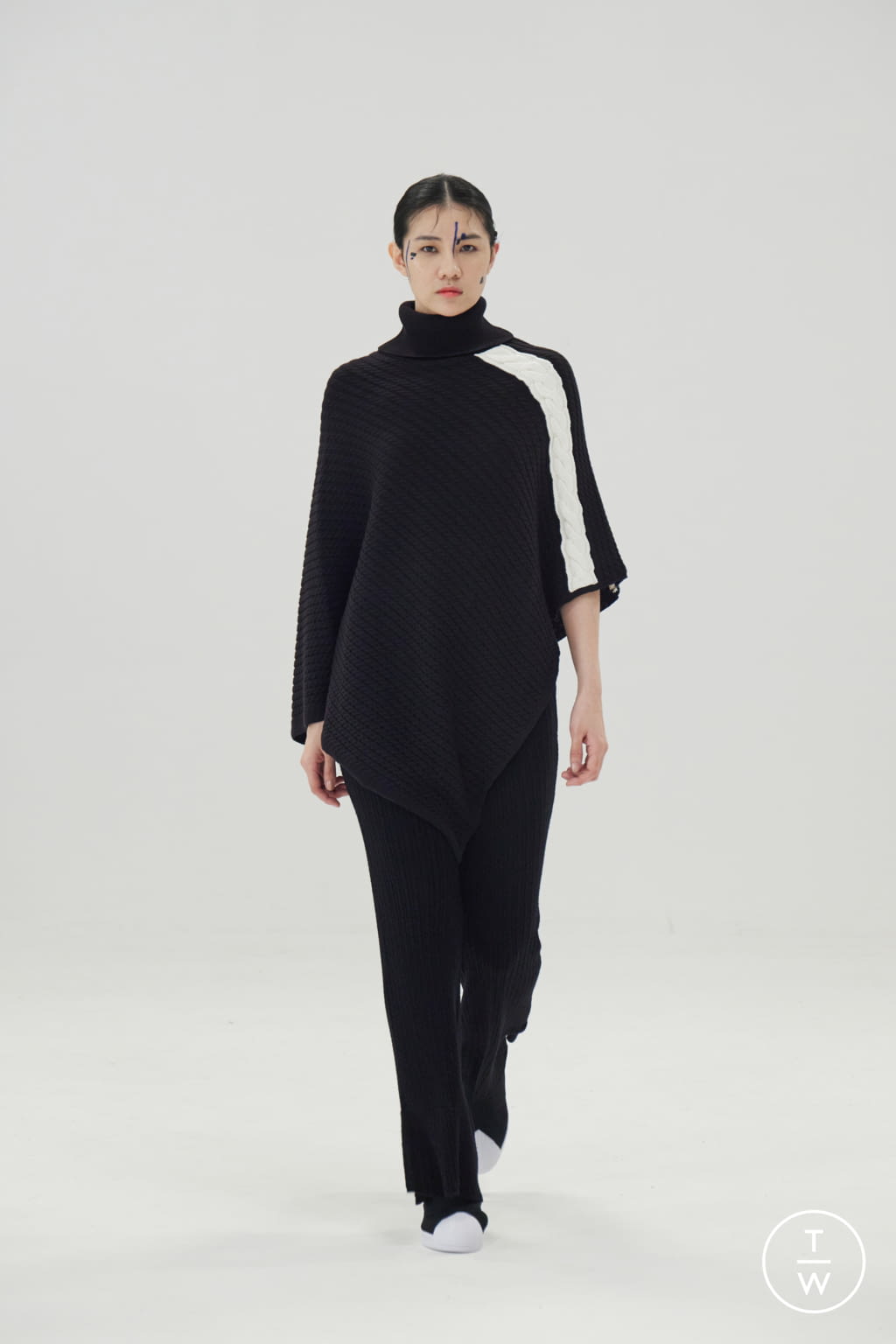 Fashion Week London Fall/Winter 2021 look 12 from the APUJAN collection womenswear