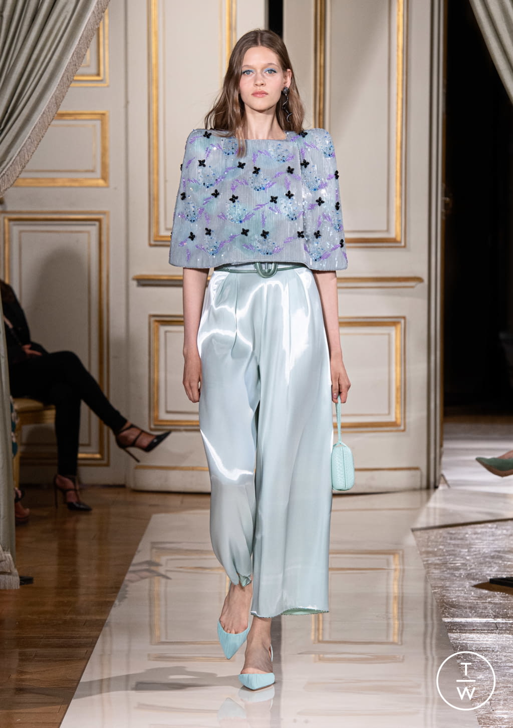 Fashion Week Paris Fall/Winter 2021 look 11 de la collection Giorgio Armani Privé couture