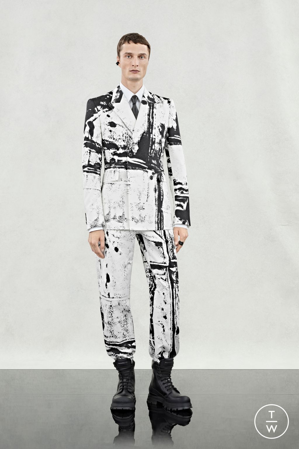 Fashion Week London Spring/Summer 2024 look 14 from the McQueen collection menswear