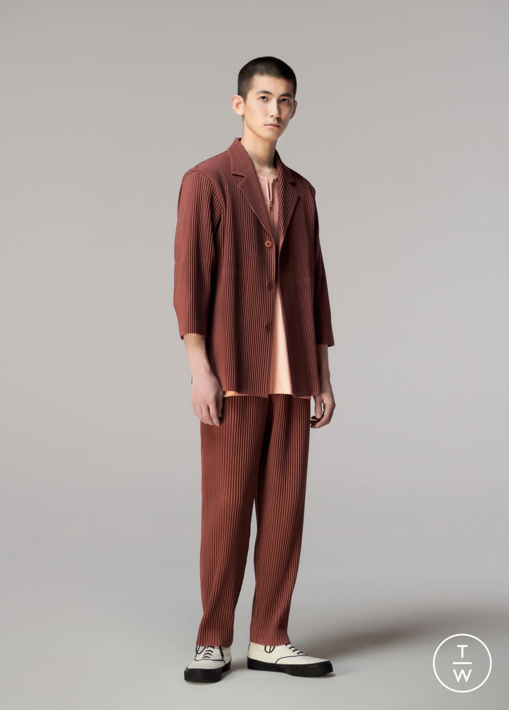 Fashion Week Paris Spring/Summer 2021 look 11 from the HOMME PLISSÉ ISSEY MIYAKE collection 男装