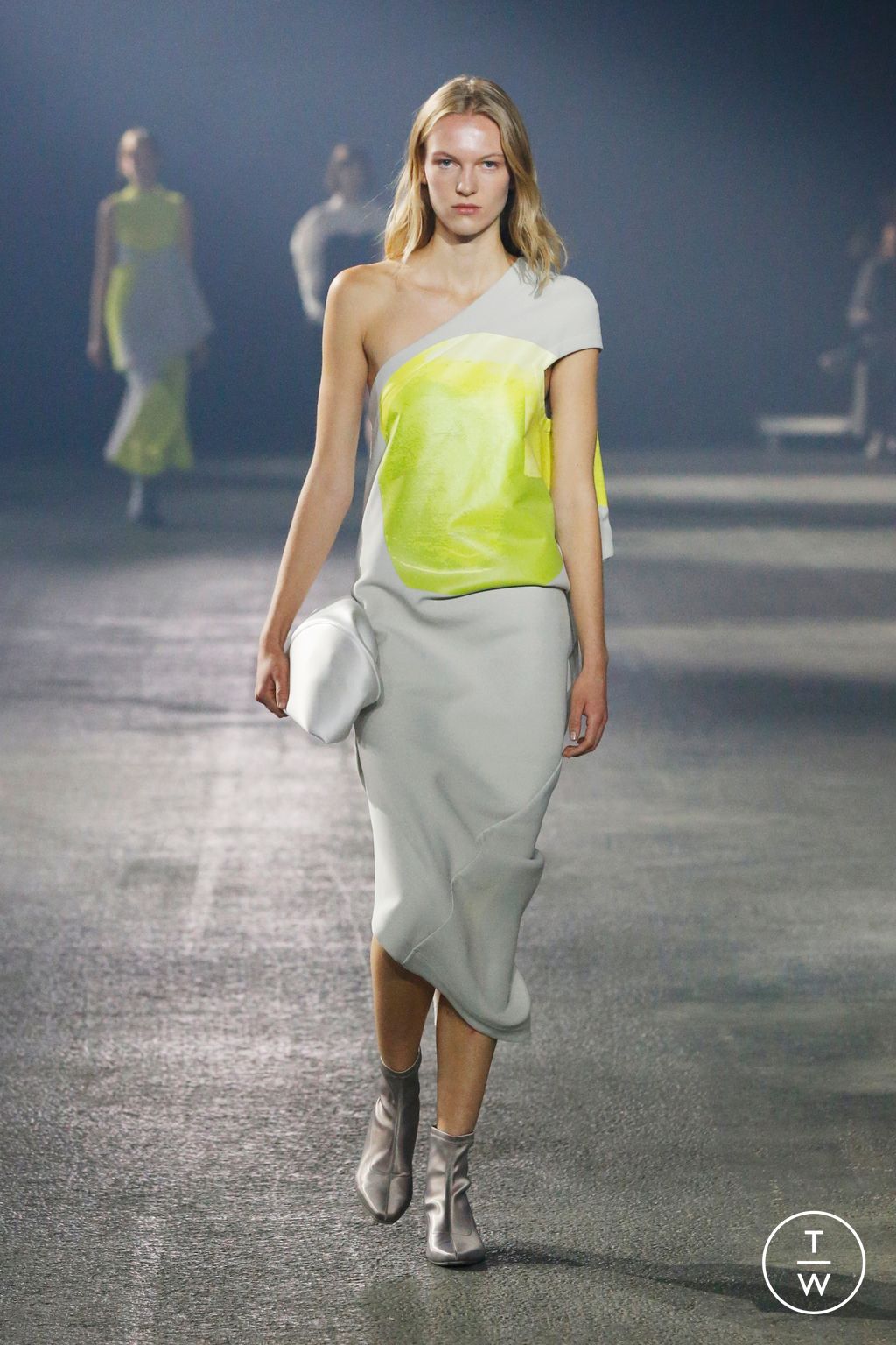 Fashion Week Paris Spring/Summer 2023 look 11 from the Issey Miyake collection womenswear