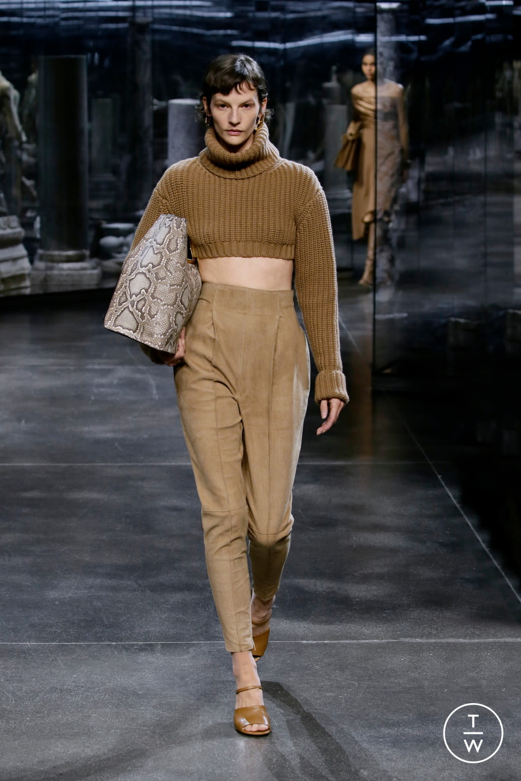 Fashion Week Milan Fall/Winter 2021 look 11 from the Fendi collection 女装