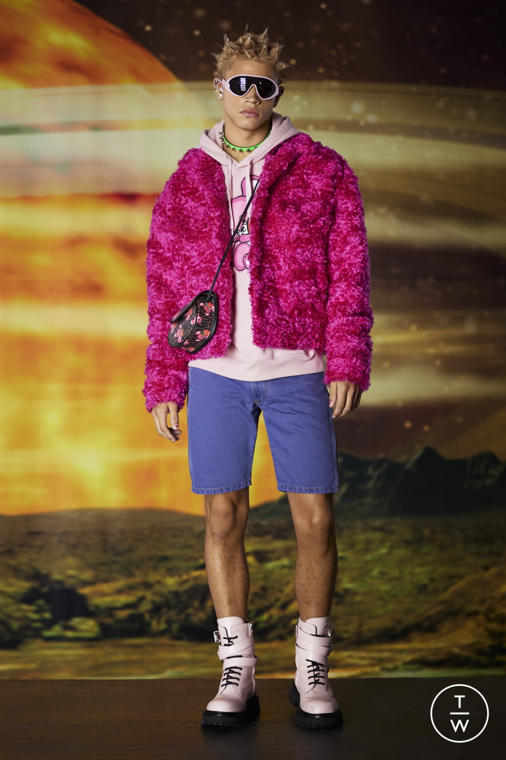 Fashion Week New York Pre-Fall 2022 look 11 from the Moschino collection 男装