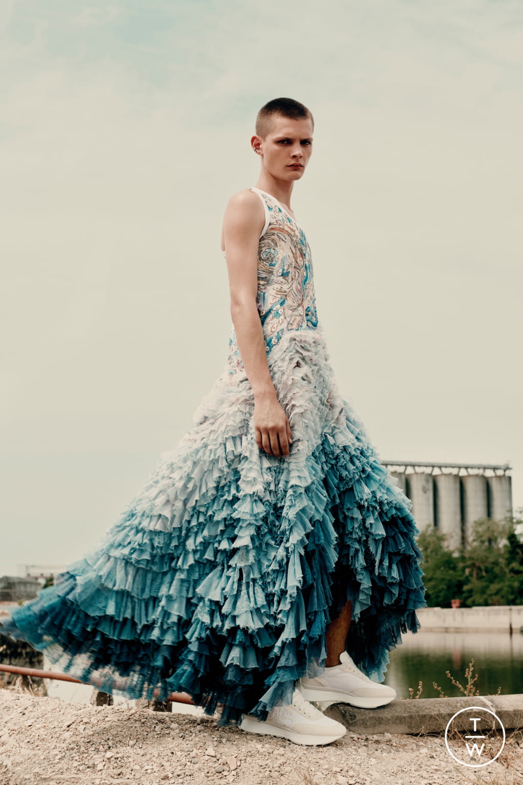 Fashion Week London Spring/Summer 2022 look 11 de la collection Alexander McQueen menswear