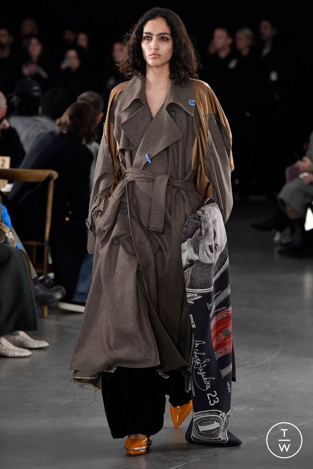 Fashion Week Paris Fall/Winter 2023 look 17 de la collection Maison Mihara Yasuhiro menswear