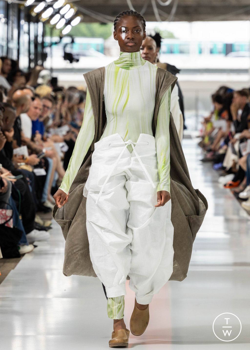 Fashion Week Paris Spring/Summer 2024 look 113 from the IFM PARIS collection 男装