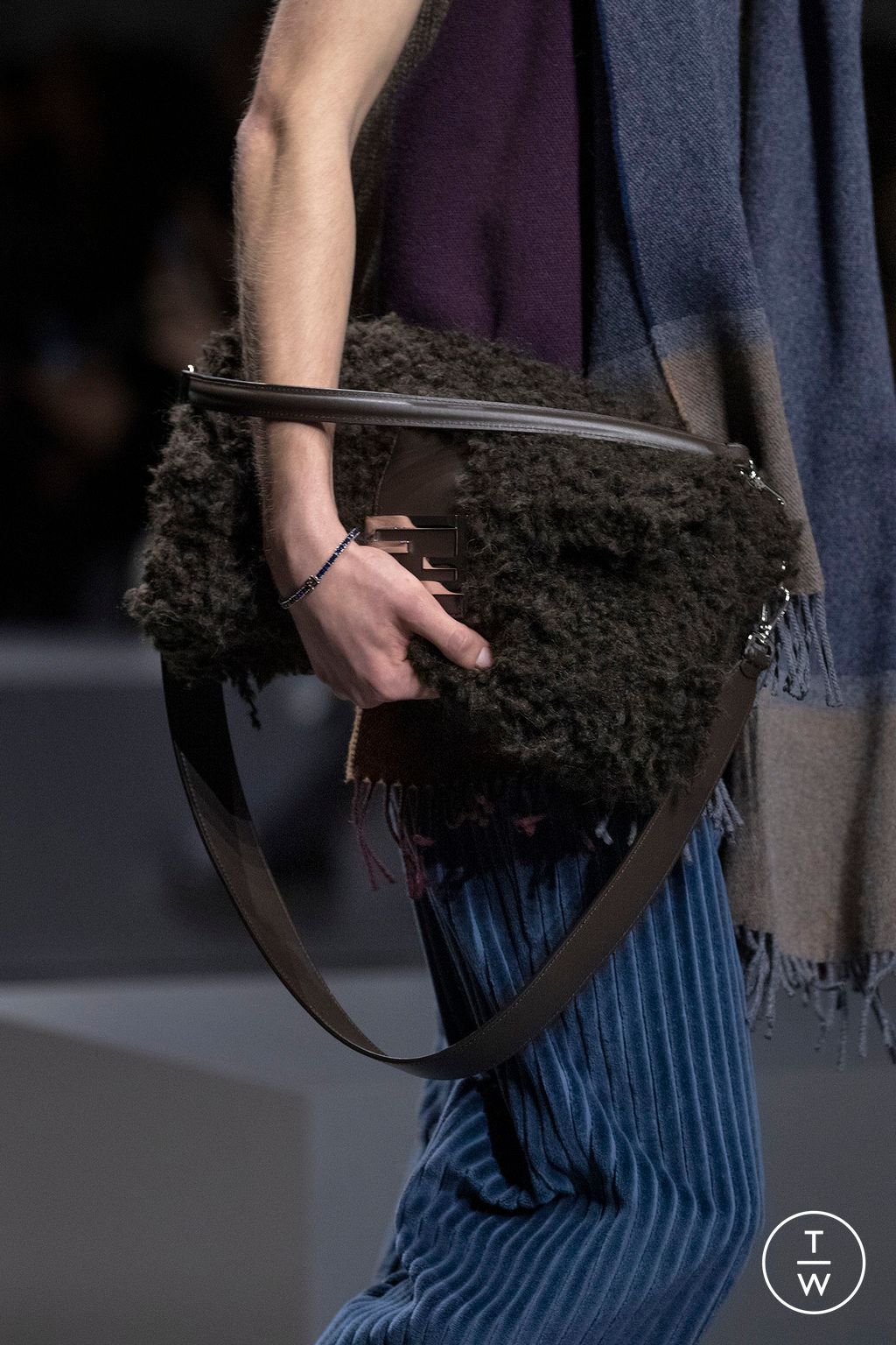 Fashion Week Paris Fall/Winter 2024 look 37 de la collection Fendi menswear accessories