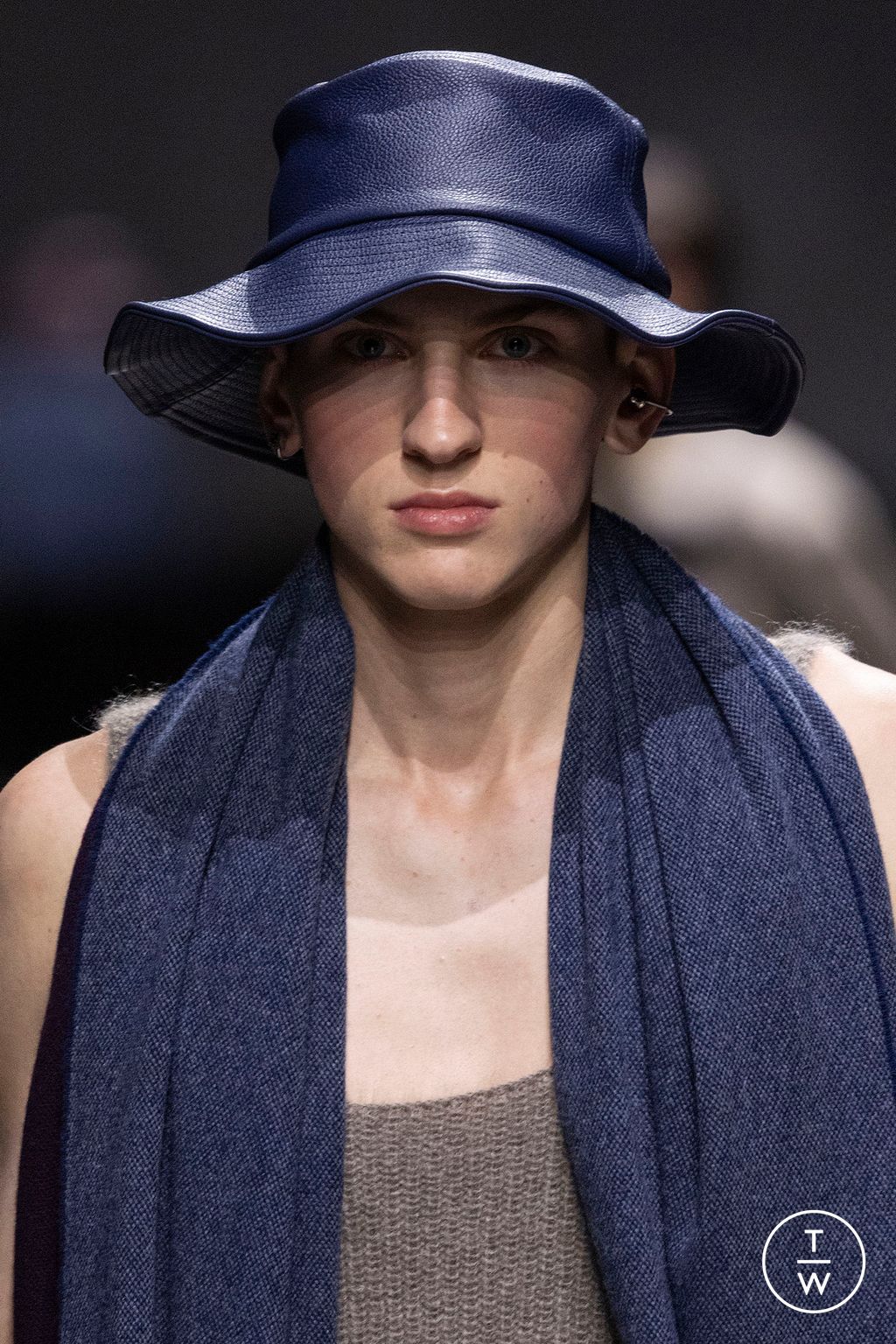 Fashion Week Paris Fall/Winter 2024 look 83 de la collection Fendi menswear accessories