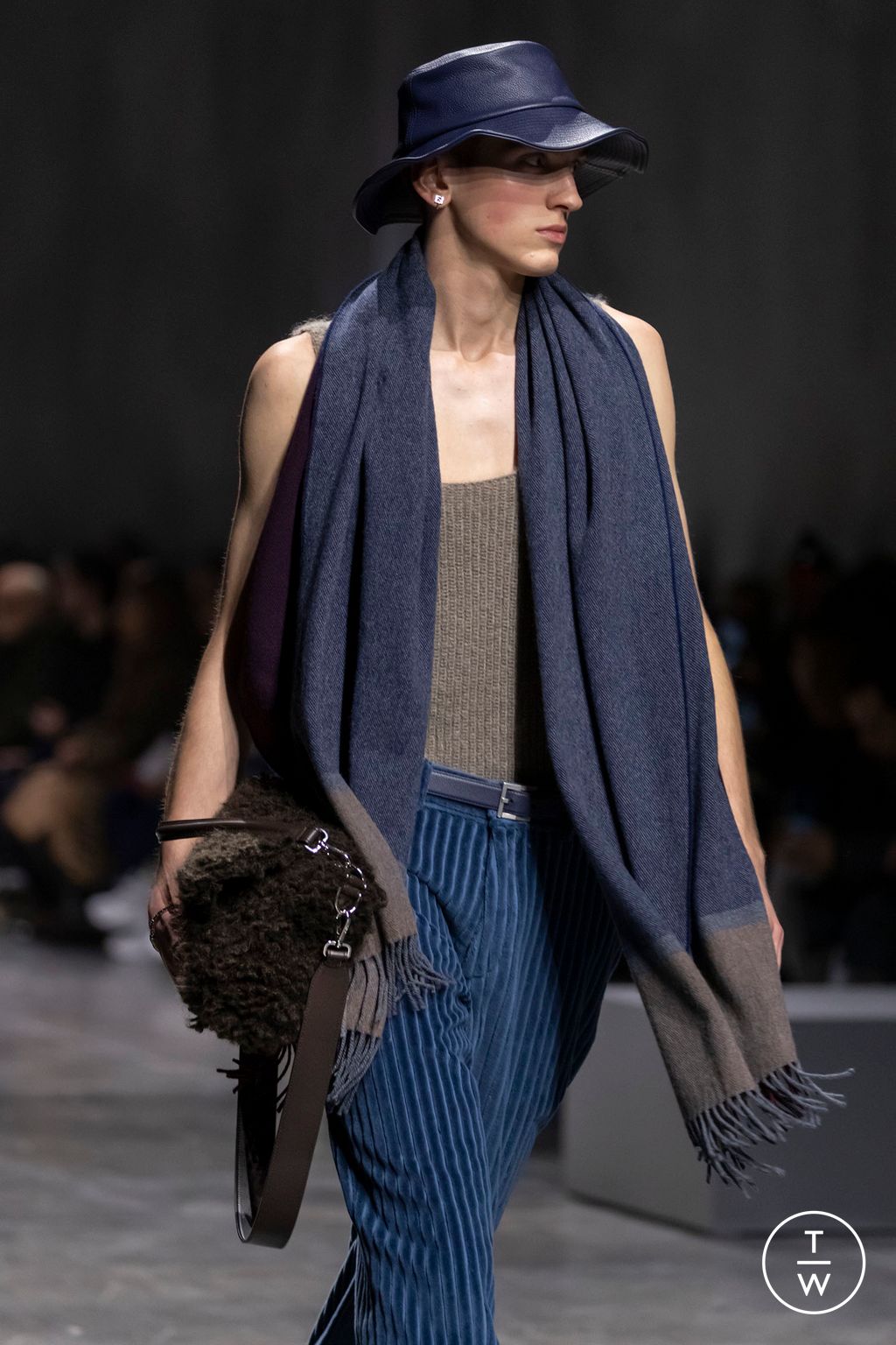 Fashion Week Paris Fall/Winter 2024 look 108 de la collection Fendi menswear accessories