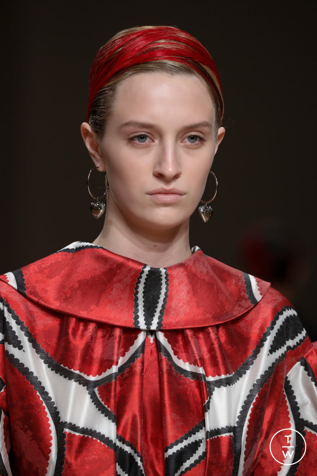 Fashion Week Paris Fall/Winter 2020 look 31 from the Alexander McQueen collection womenswear accessories