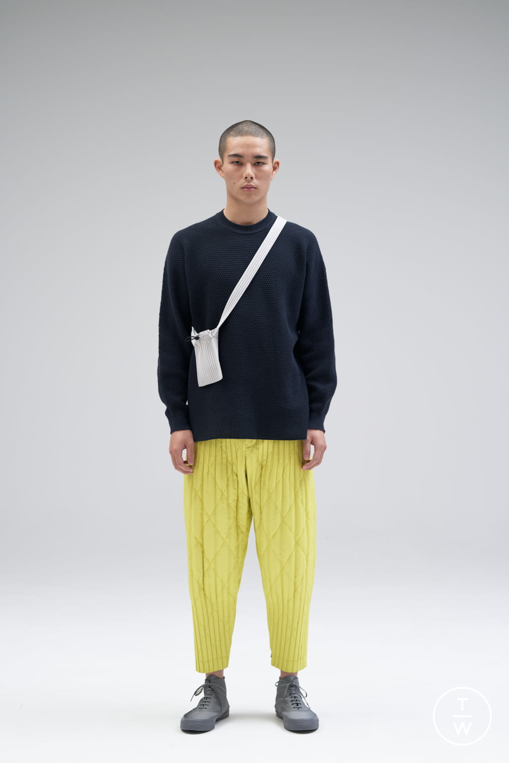 Fashion Week Paris Fall/Winter 2021 look 12 from the Homme Plissé Issey Miyake collection menswear