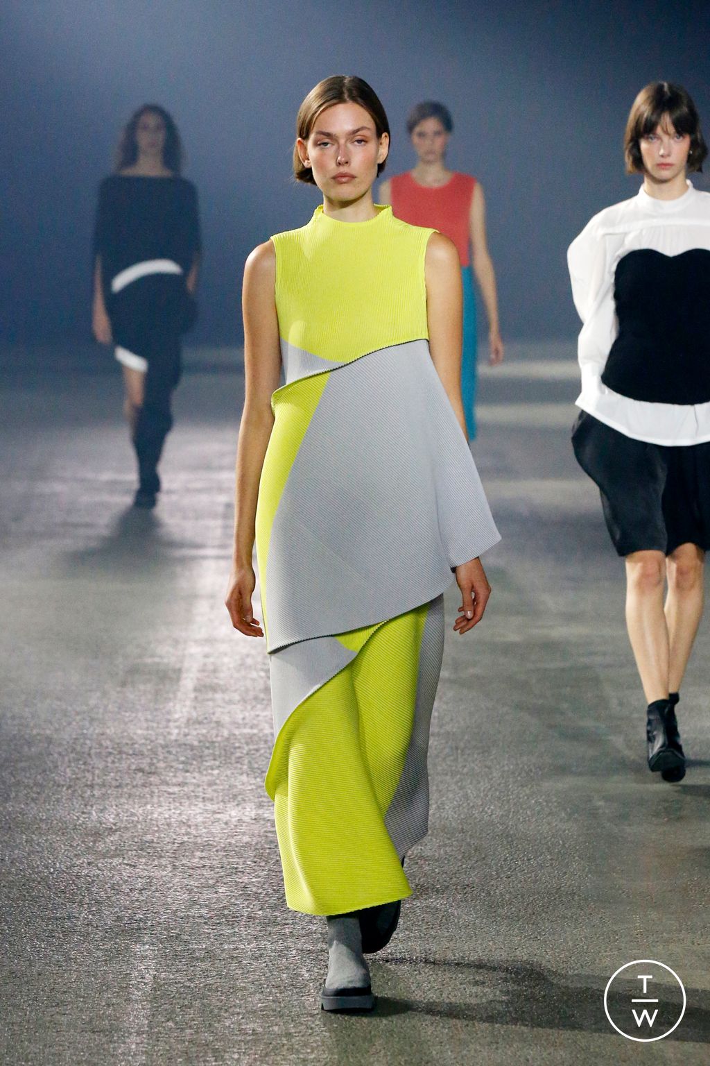 Fashion Week Paris Spring/Summer 2023 look 12 de la collection Issey Miyake womenswear