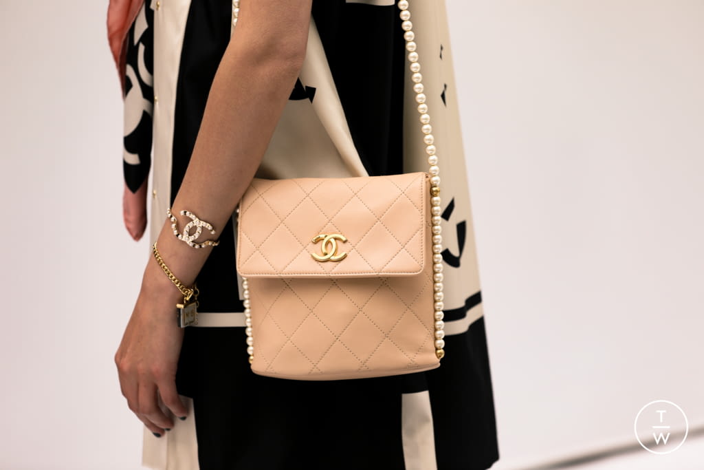 Fashion Week Paris Spring/Summer 2021 look 6 from the Chanel collection womenswear accessories