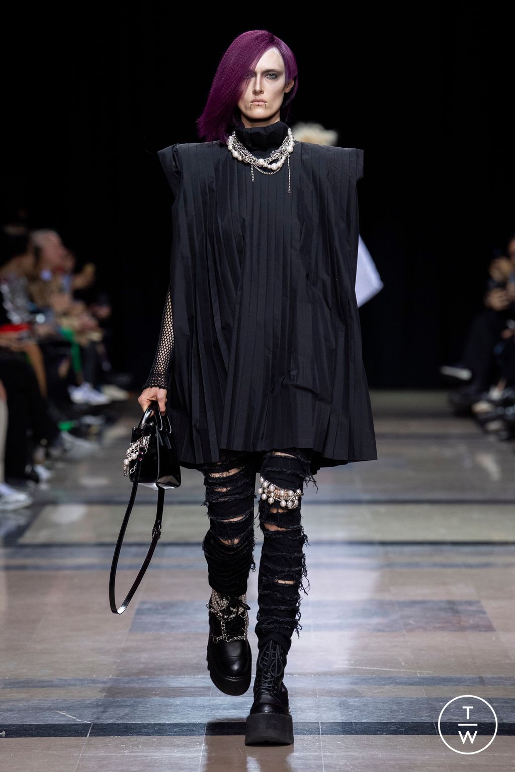 Fashion Week Paris Spring/Summer 2023 look 16 from the Junya Watanabe collection womenswear