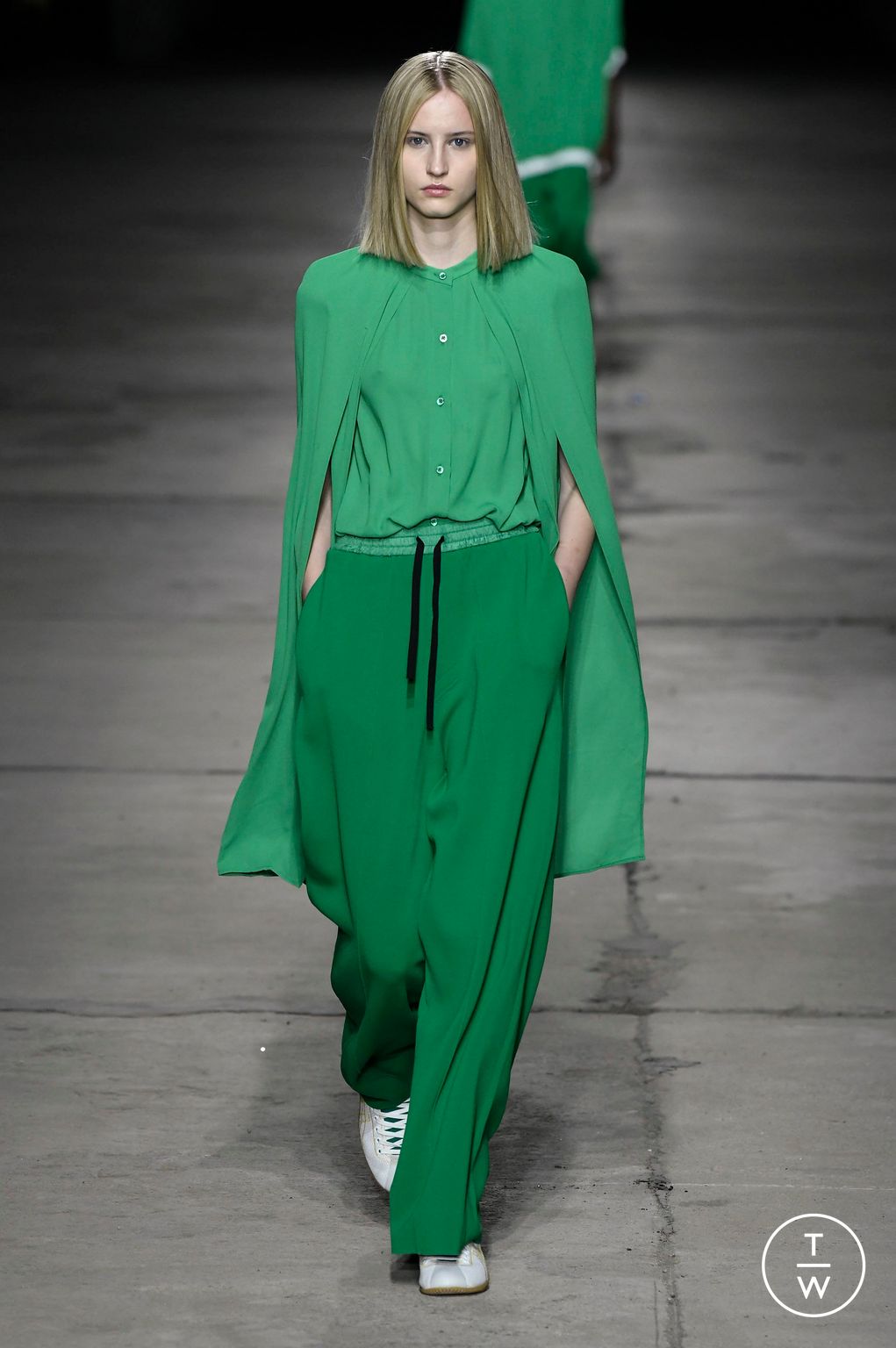 Fashion Week Milan Spring/Summer 2023 look 11 from the Onitsuka Tiger collection 女装