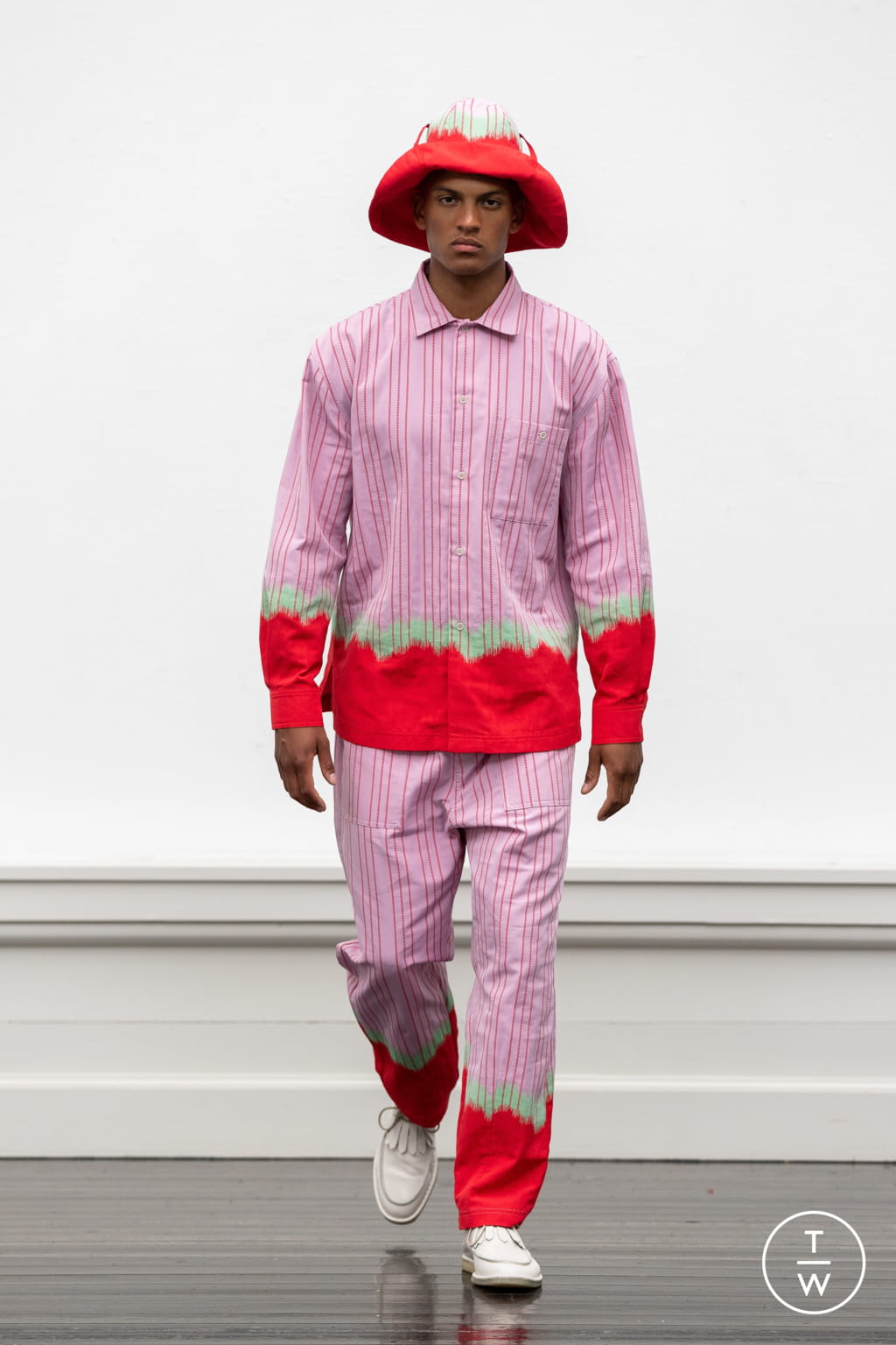 Fashion Week Paris Spring/Summer 2022 look 13 de la collection Henrik Vibskov menswear