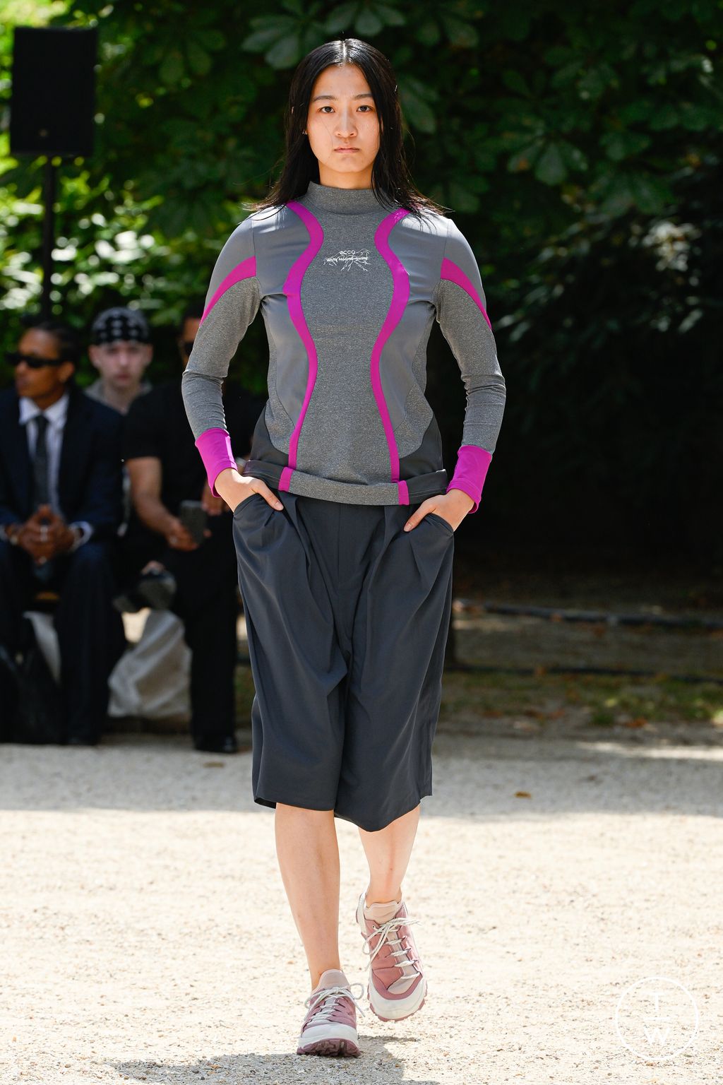 Fashion Week Paris Spring/Summer 2026 look 13 from the White Mountaineering collection 男装